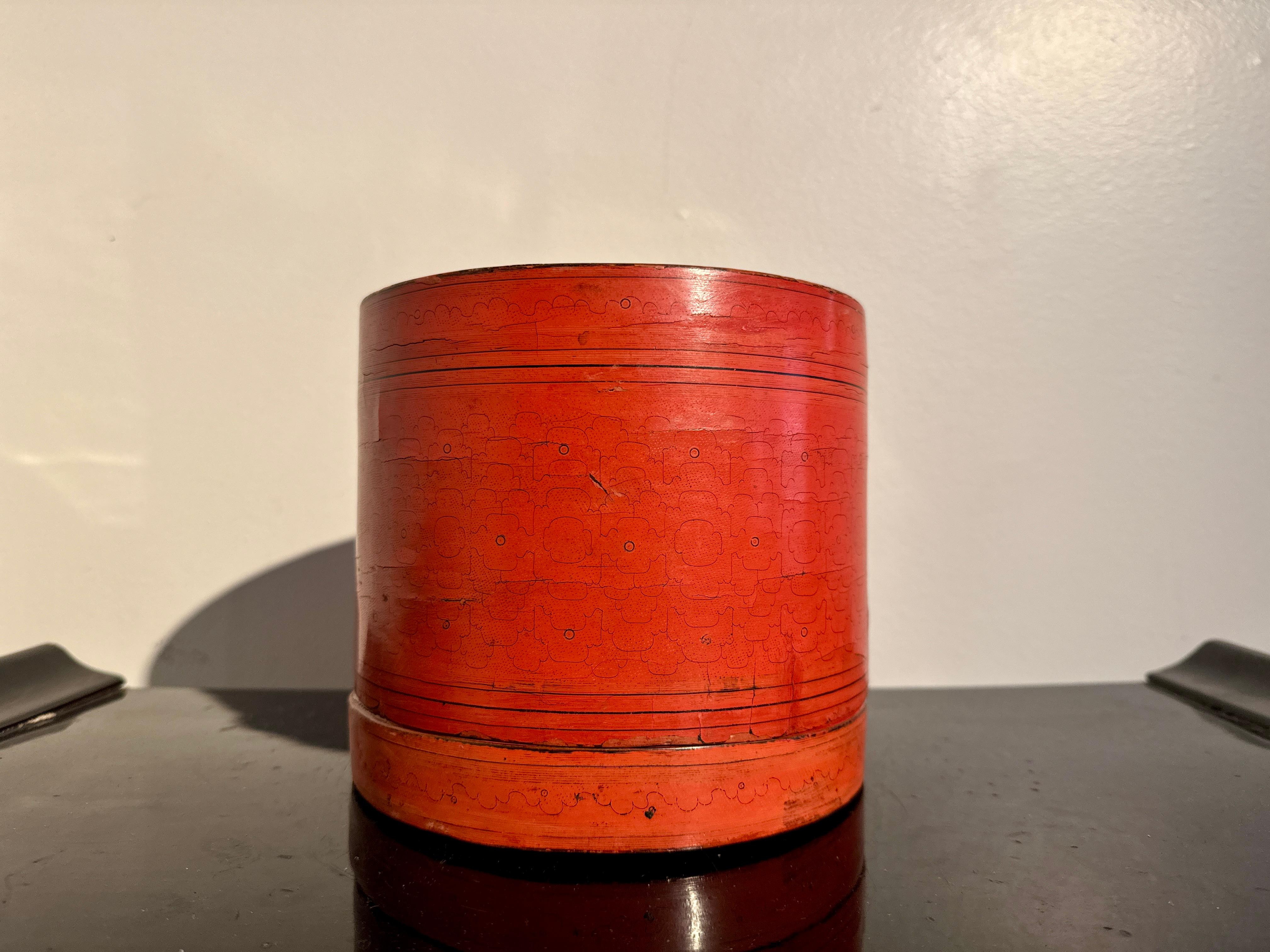 Antigua caja redonda de betel birmana lacada en naranja, c. 1900, Birmania Hecho a mano en venta