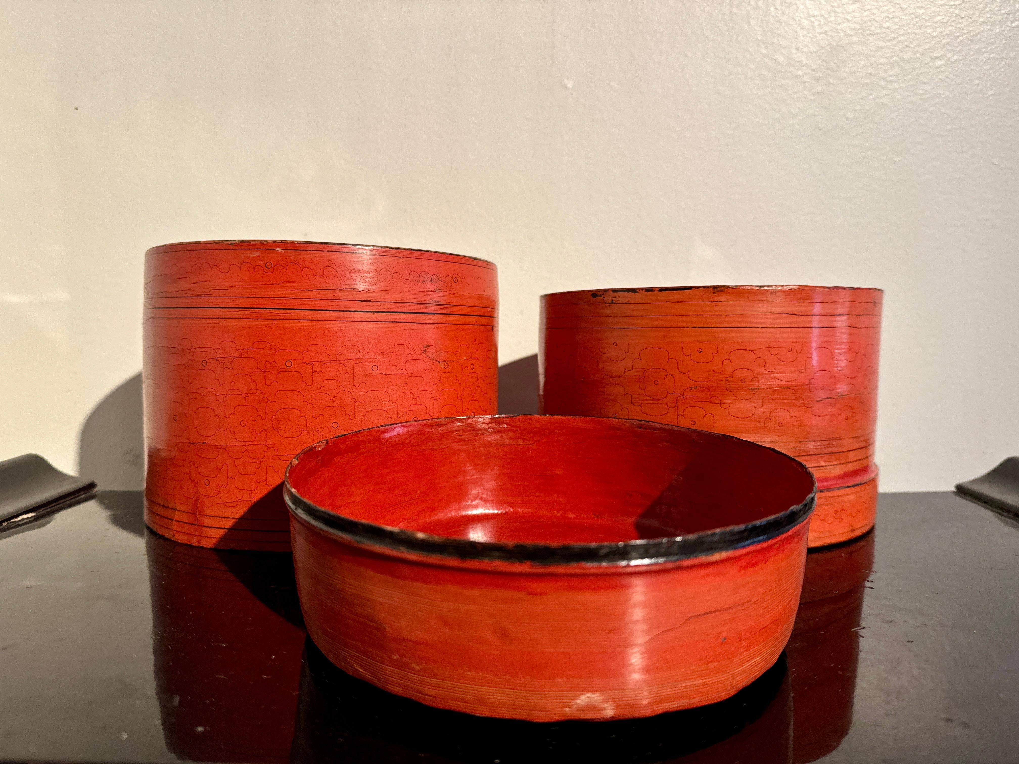 Antigua caja redonda de betel birmana lacada en naranja, c. 1900, Birmania en Bueno estado para la venta en Austin, TX
