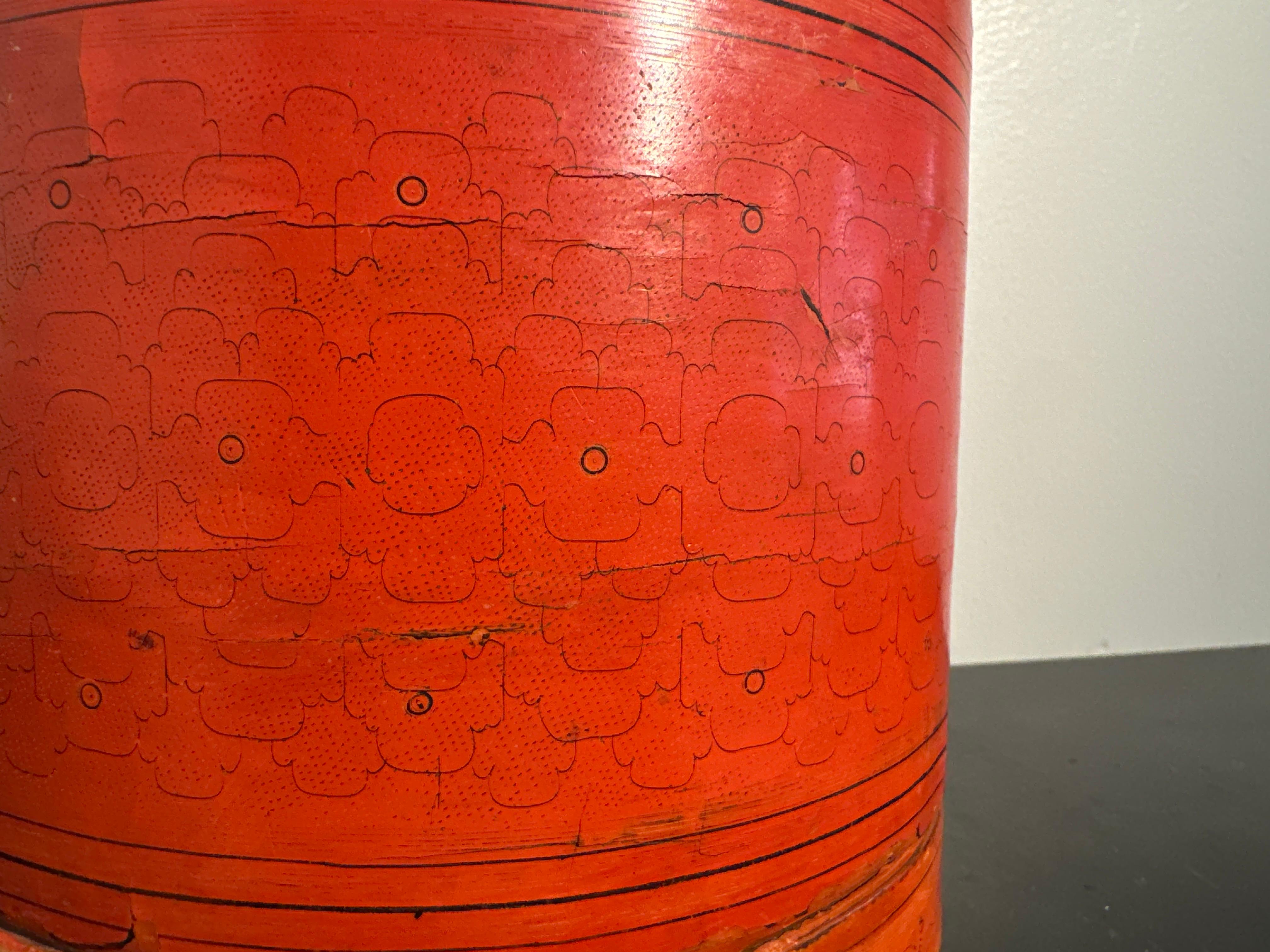 Antigua caja redonda de betel birmana lacada en naranja, c. 1900, Birmania Laca en venta