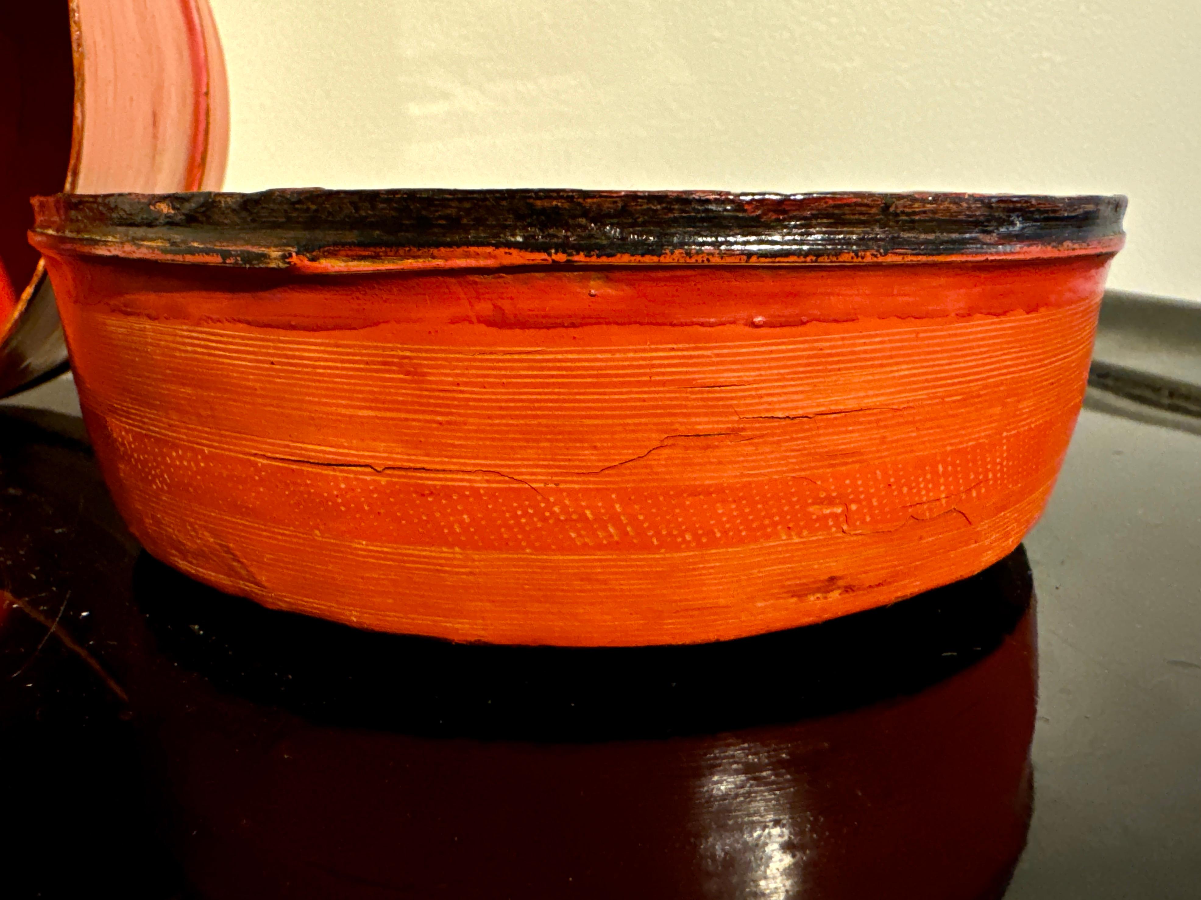 Antigua caja redonda de betel birmana lacada en naranja, c. 1900, Birmania en venta 2