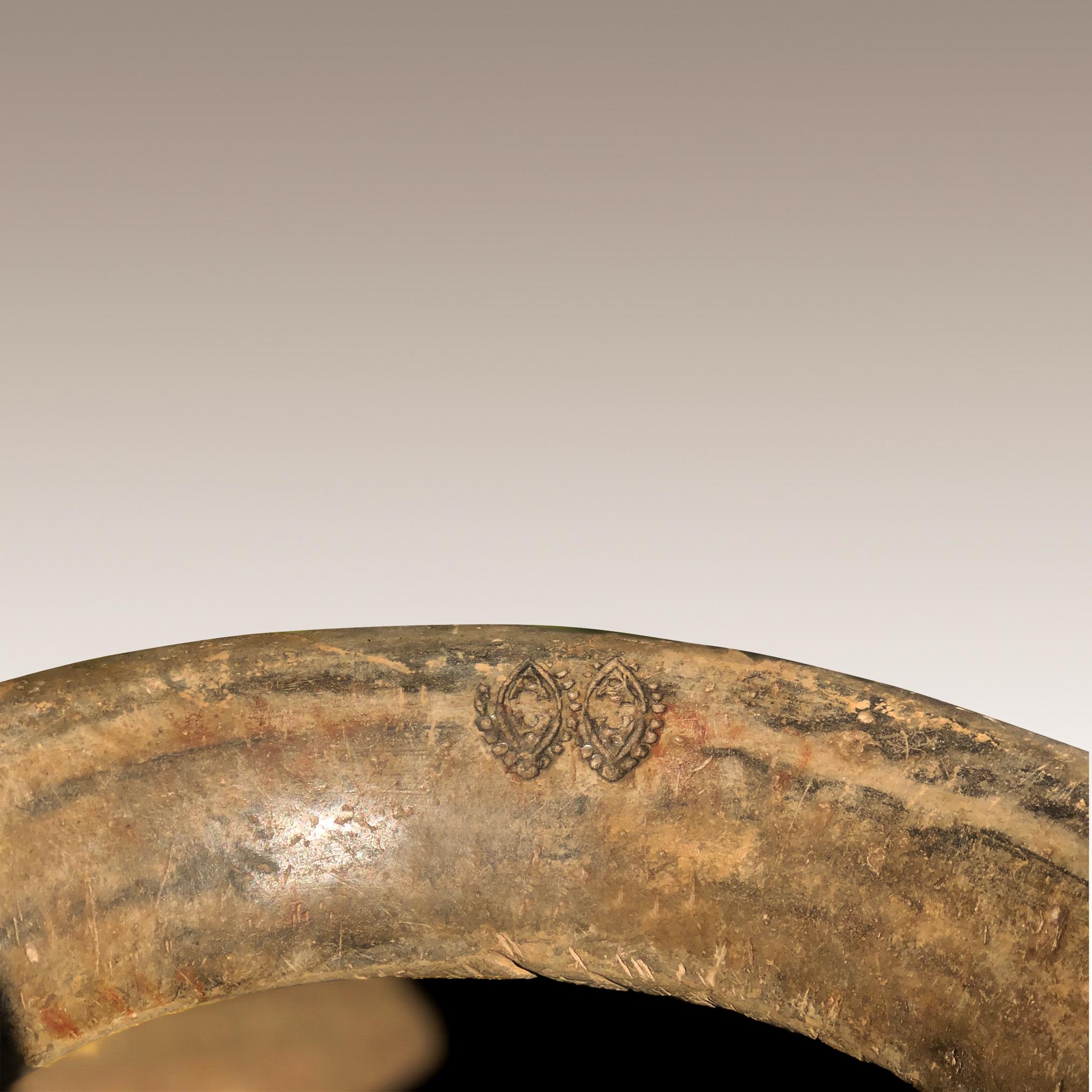 Magnifiques pots décoratifs anciens en terre cuite de Birmanie, faits d'argile organique. Elles proviennent d'une collection privée de pots d'un collectionneur en Thaïlande. La plupart de nos pots portent le sceau du fabricant à l'intérieur du bord.