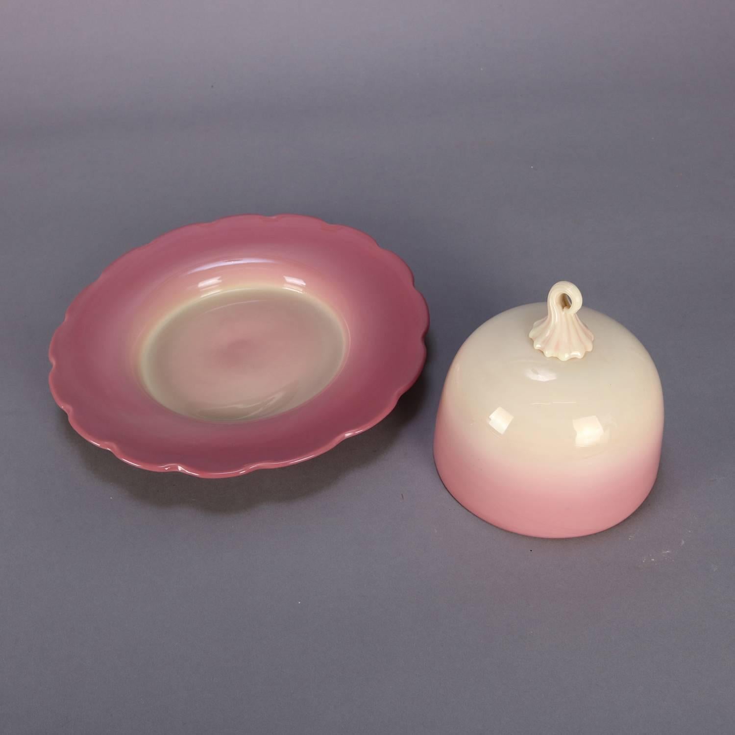 Antique Burmese peach blown art glass lidded butter features dish with scalloped edge and cover with applied handle, shiny finish, circa 1880.
Near perfect condition with one slight manufacturing flaw.

Measures: 5.5