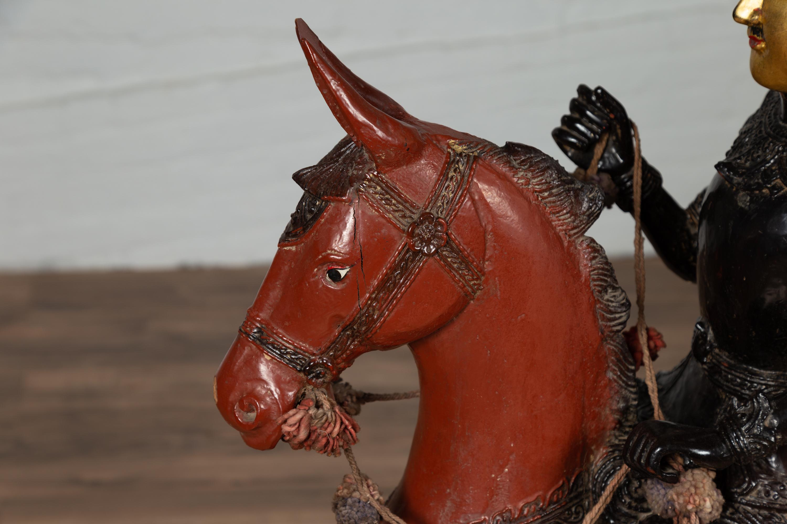 Polychrome Vintage-Kriegerstatue auf Pferd aus Holz, Vintage, auffällige dekorative Skulptur im Zustand „Gut“ im Angebot in Yonkers, NY