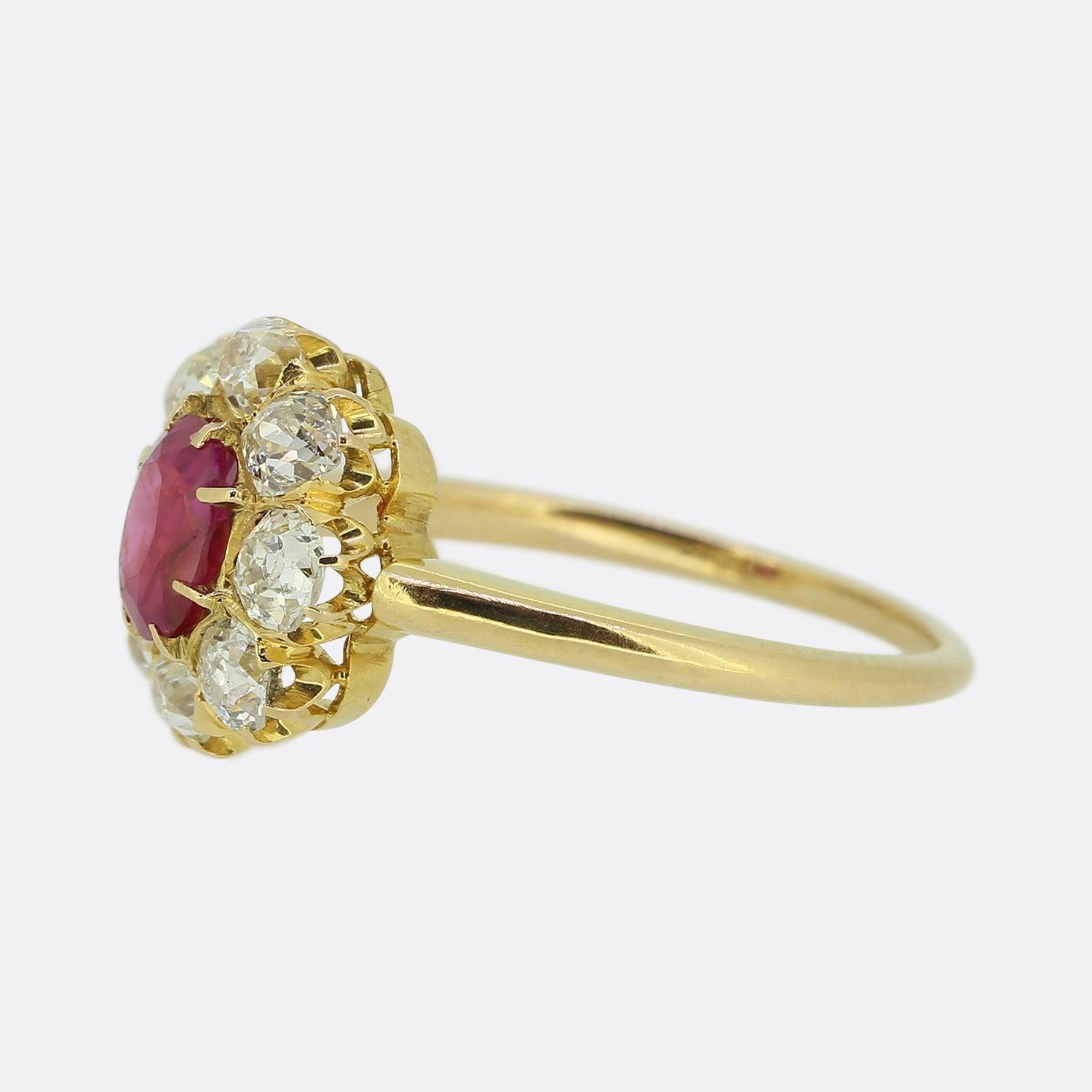 Ecco un anello a grappolo con rubini e diamanti davvero bellissimo. Al centro del viso si trova un rubino naturale birmano di forma ovale con una tonalità di colore rosso vivo senza segni di trattamento termico. Questa vibrante pietra principale è
