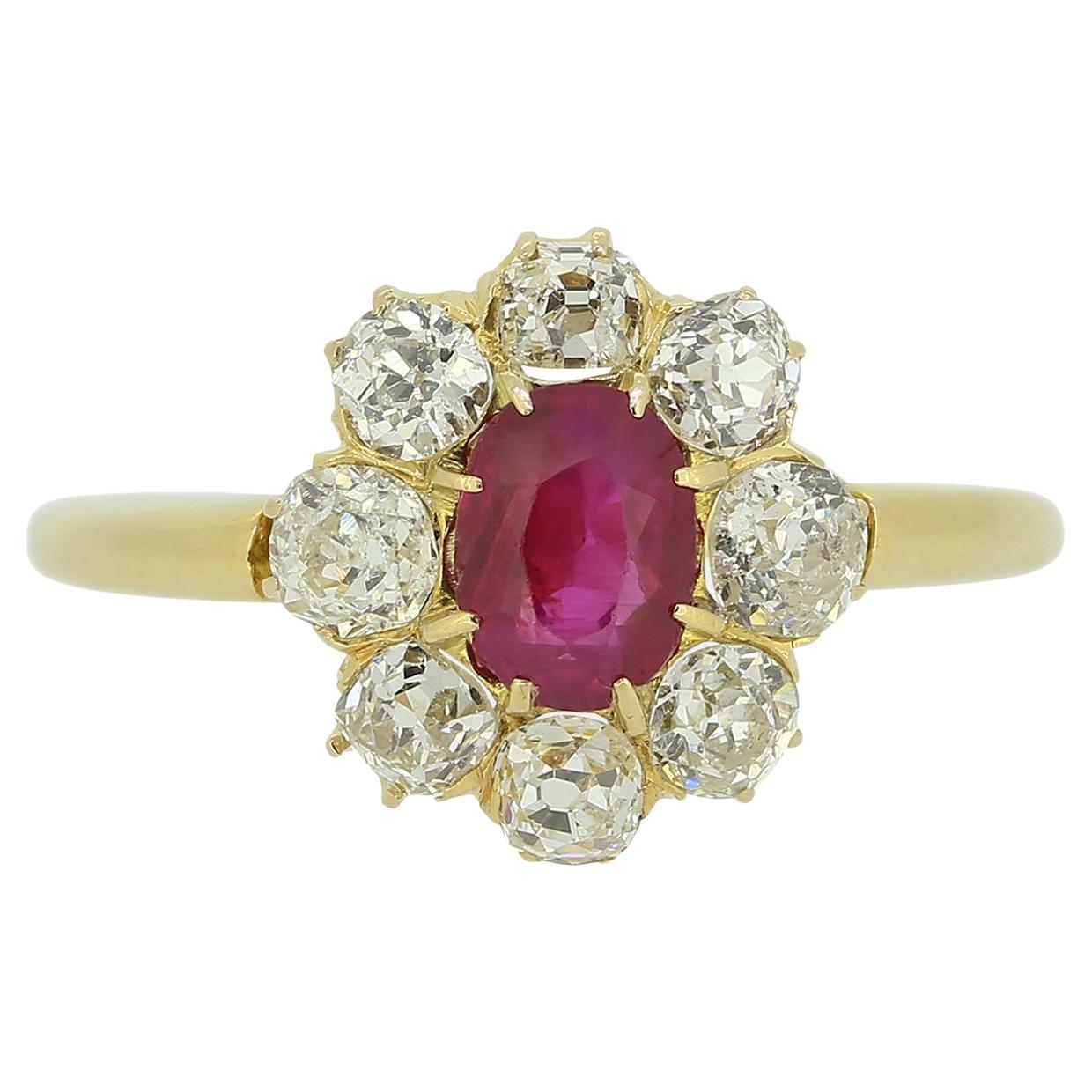 Anillo antiguo de rubí birmano y racimo de diamantes
