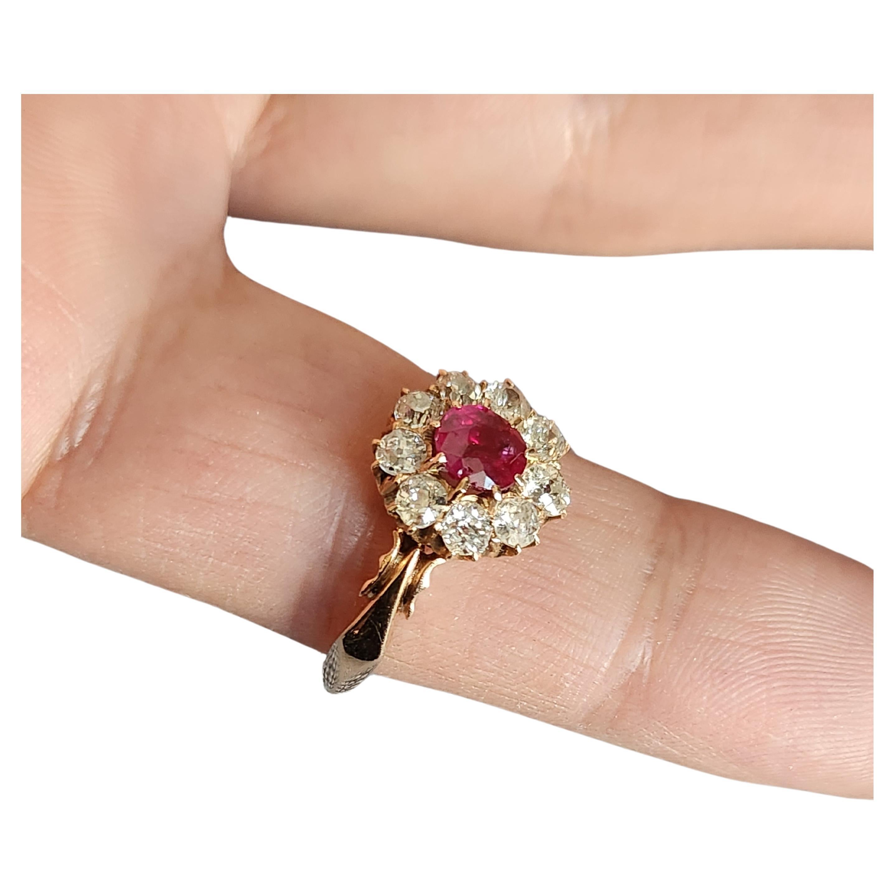 Antiguo anillo imperial de oro de 14 quilates de la época rusa de 1910 centrado con 1 rubí natural birmano de color sangre pigeoun flanqueado por diamantes talla antigua de mina de peso estimado 1 quilate H de color blanco excelente anillo de chispa