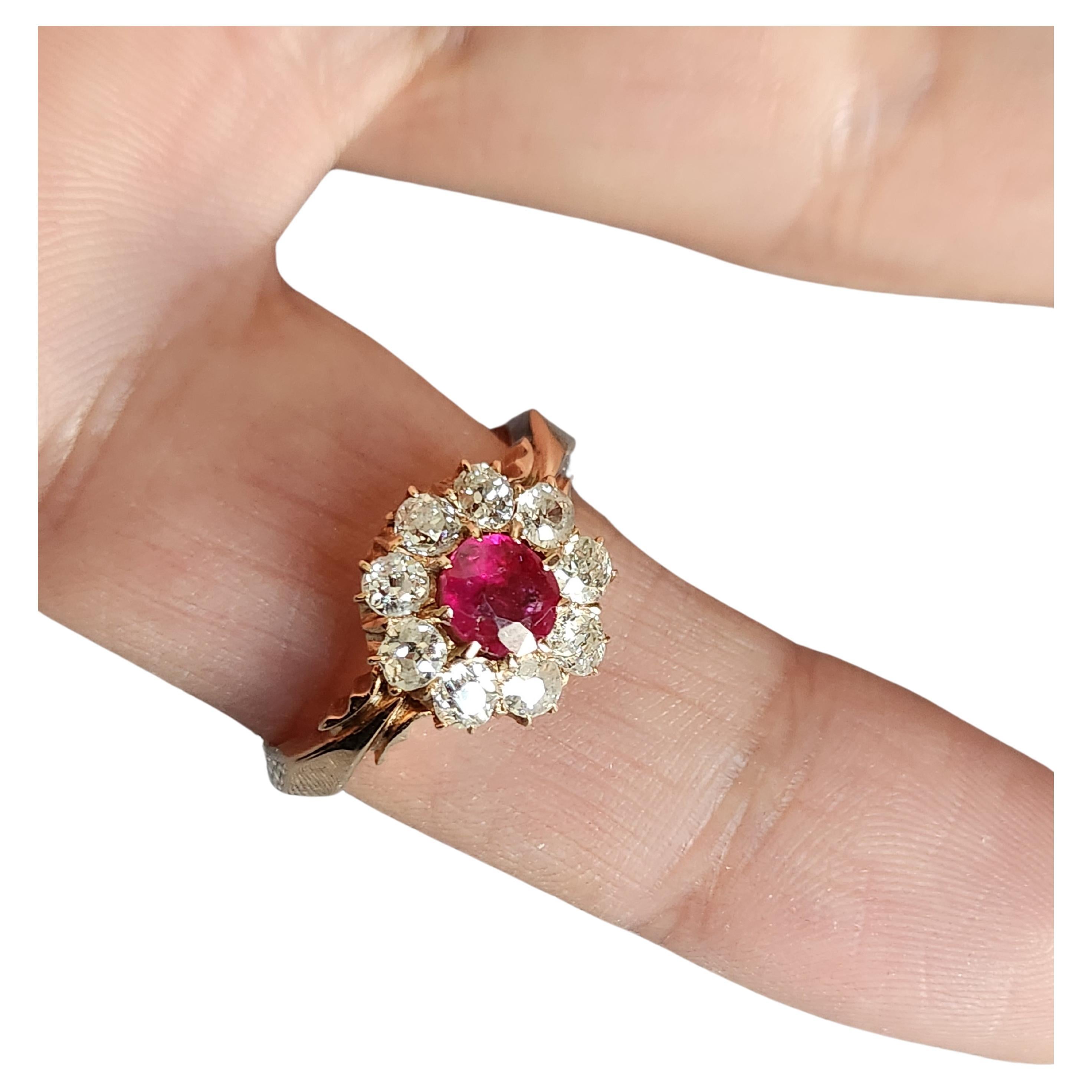 Anillo Antiguo de Oro Ruso con Rubí Birmano y Diamantes en Bueno estado para la venta en Cairo, EG