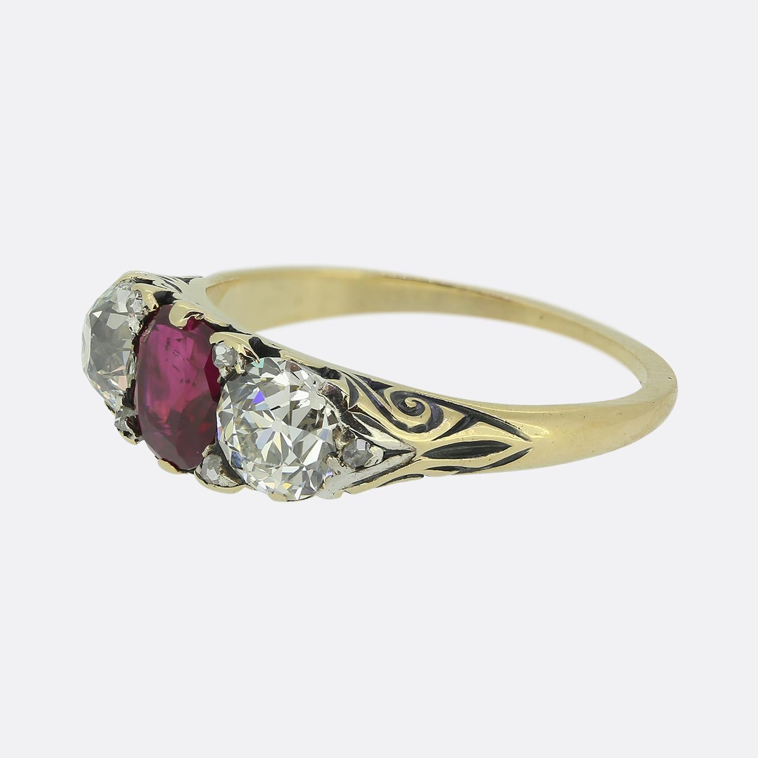 Aquí tenemos un magnífico tres piedras que data de la época victoriana. Esta pieza antigua ha sido elaborada con un cálido oro amarillo de 18 ct y presenta en primer plano un llamativo  Rubí rojo intenso de origen birmano en el centro de la cara. La
