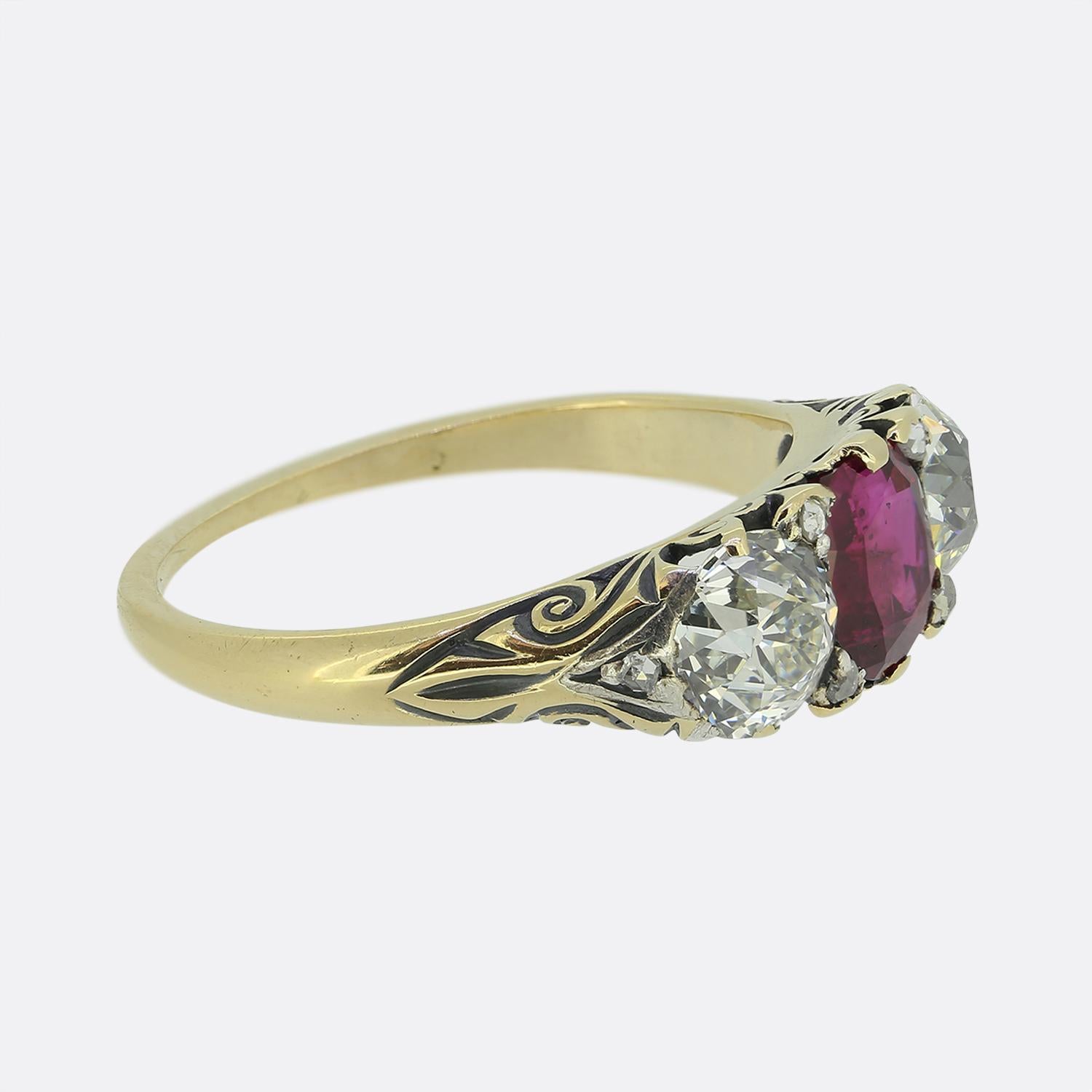 Antiguo anillo birmano de rubíes y diamantes de tres piedras Victoriano