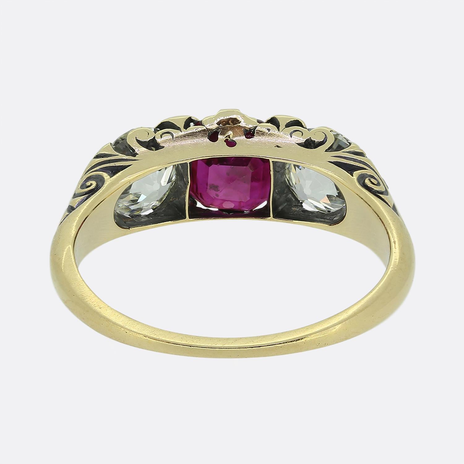 Antiguo anillo birmano de rubíes y diamantes de tres piedras Talla antigua