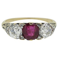 Antiguo anillo birmano de rubíes y diamantes de tres piedras