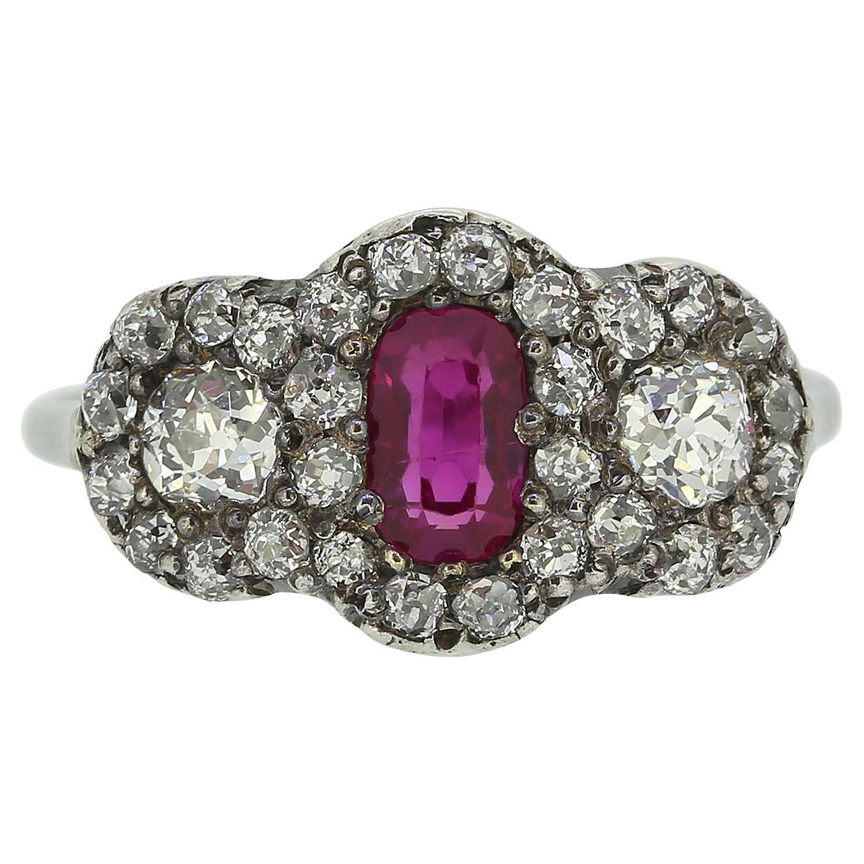 Anillo antiguo de rubí birmano y diamantes en racimo triple
