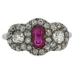 Anillo antiguo de rubí birmano y diamantes en racimo triple