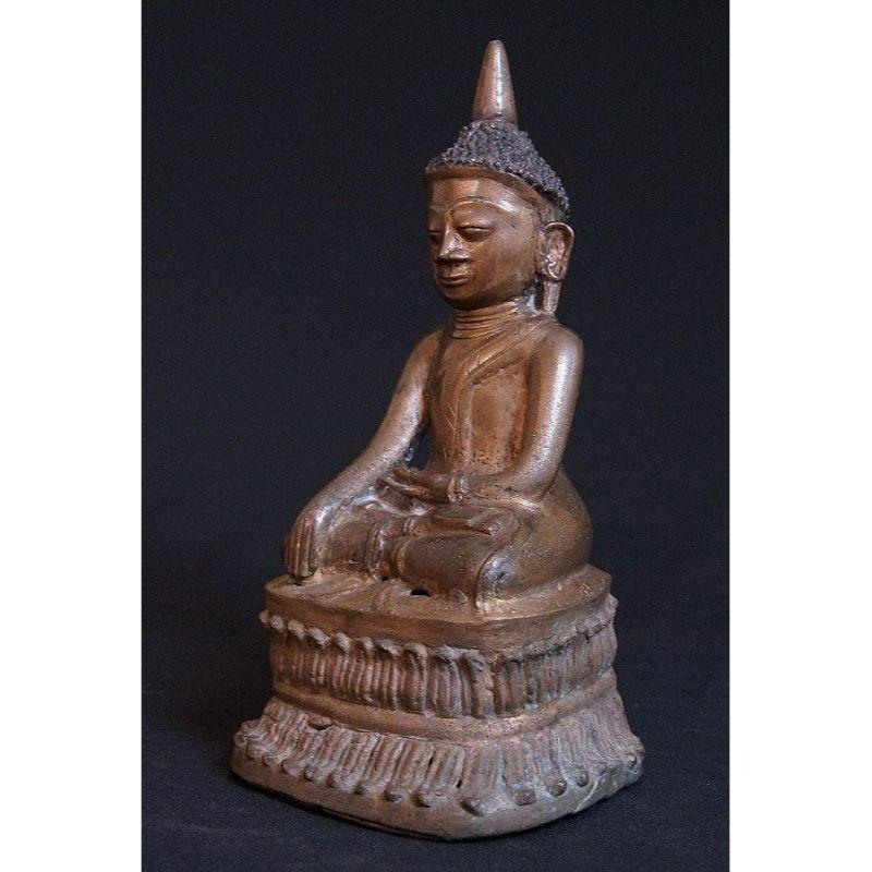 Material: bronze
31,5 cm high 
16,5 cm wide
Weight: 2.044 kgs
15 cm deep
Bhumisparsha mudra
Originating from Burma
17th century


