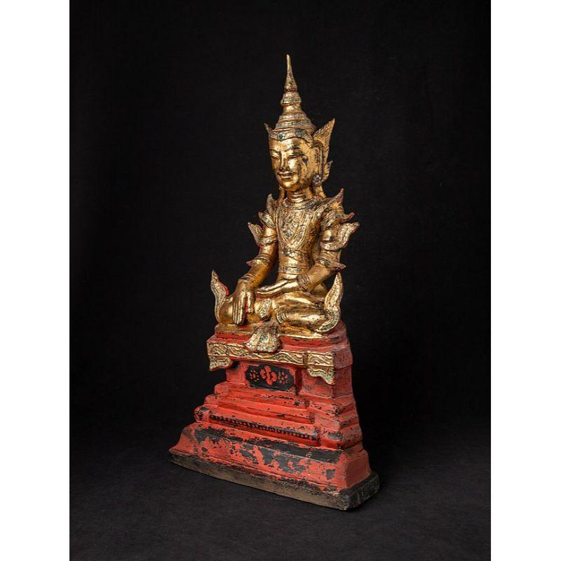 MATERIAL: Lackwaren
61,5 cm hoch 
32,5 cm breit und 21,3 cm tief
Gewicht: 1,15 kg
Vergoldet mit 24 krt. Gold
Shan (Tai Yai) Stil
Bhumisparsha Mudra
Mit Ursprung in Birma
18. Jahrhundert

