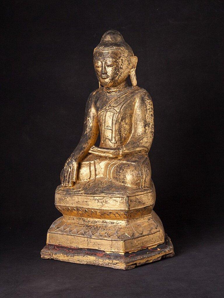 MATERIAL: Lackwaren
46,7 cm hoch 
30,5 cm breit und 21,1 cm tief
Gewicht: 0.904 kg
Vergoldet mit 24 krt. Gold
Shan (Tai Yai) Stil
Bhumisparsha Mudra
Mit Ursprung in Birma
18. Jahrhundert.
 