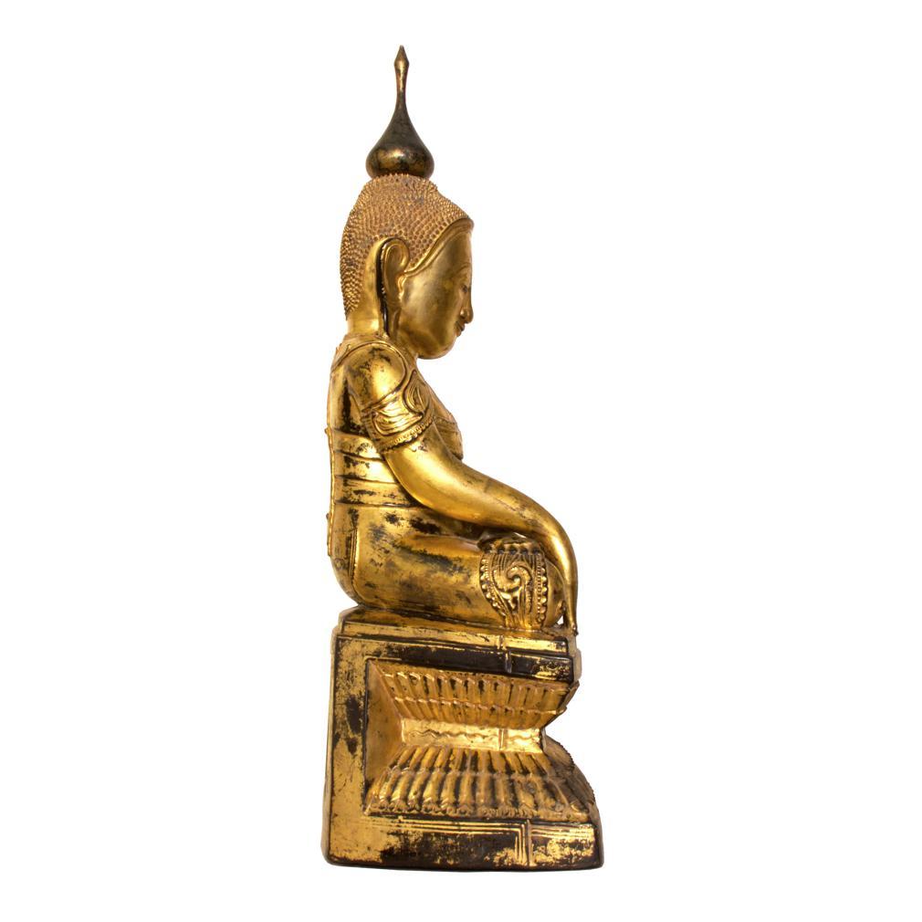 Antiker burmesischer Shan-Holz-Buddha mit Lack, Lack und goldenem Lederbezug, 19. Jahrhundert (Blattgold) im Angebot