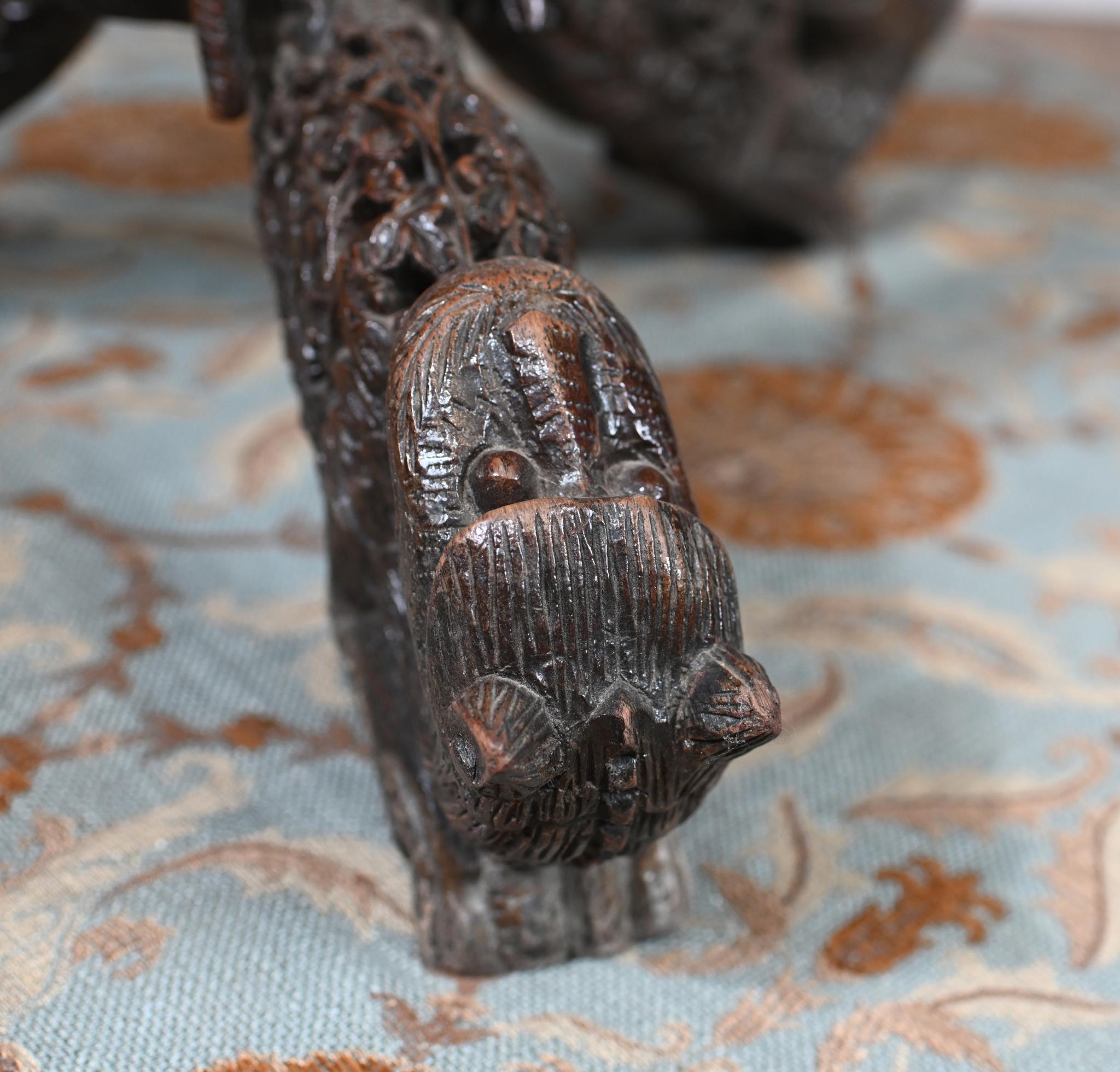 Travail du bois Ancienne table d'appoint birmane en bois dur sculpté Meubles du Myanmar en vente