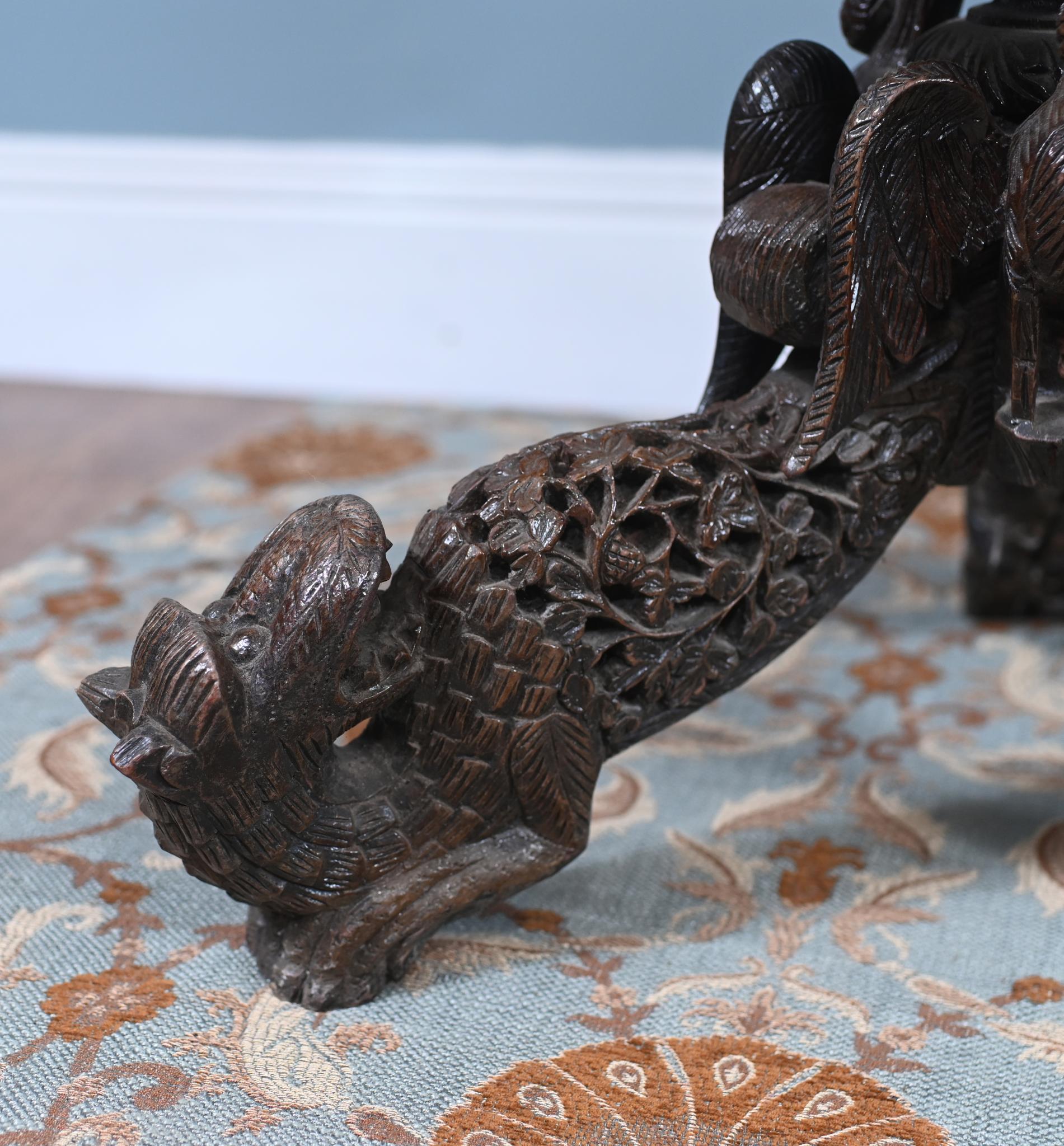 Fin du XIXe siècle Ancienne table d'appoint birmane en bois dur sculpté Meubles du Myanmar en vente