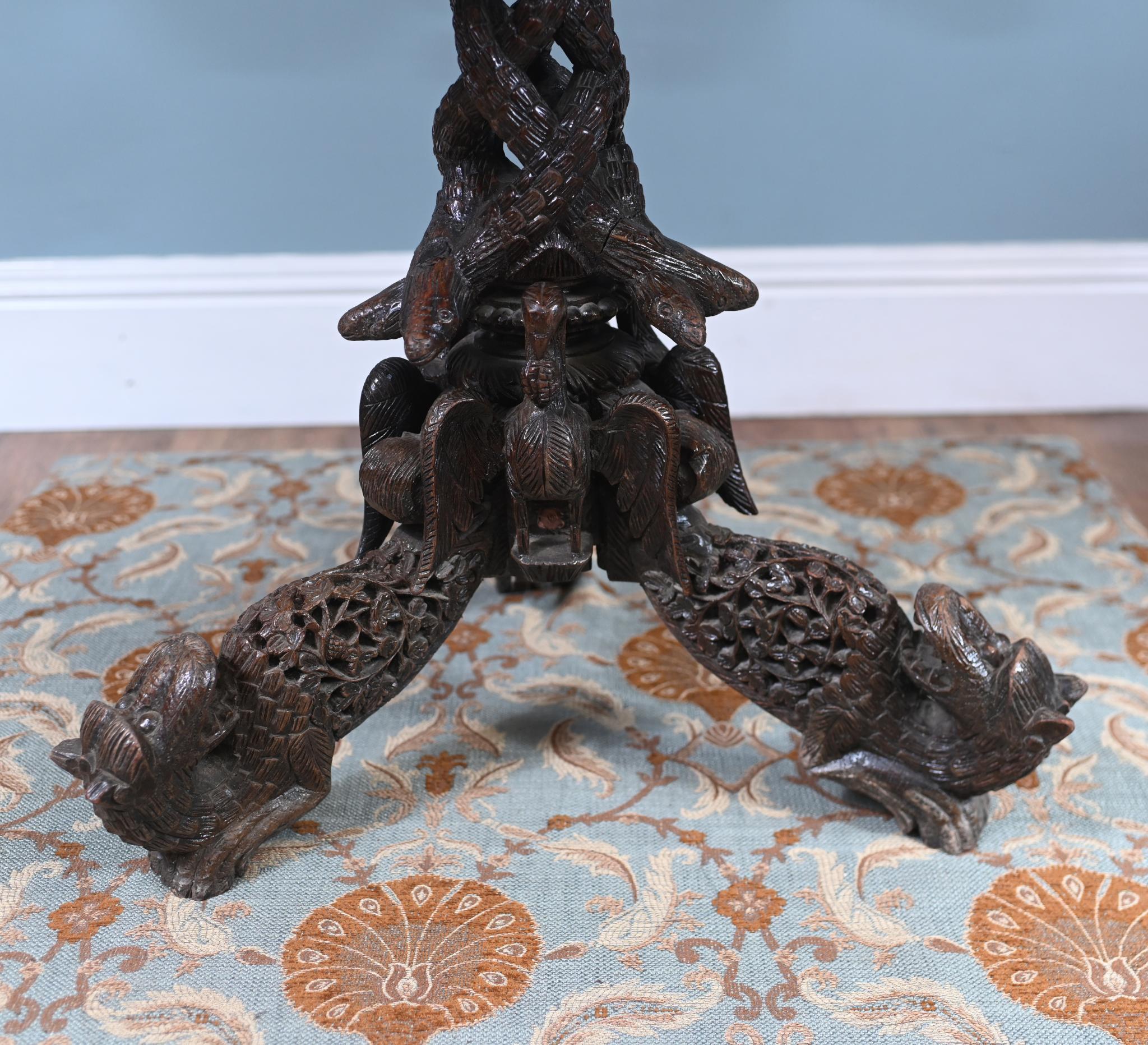 Bois de feuillus Ancienne table d'appoint birmane en bois dur sculpté Meubles du Myanmar en vente
