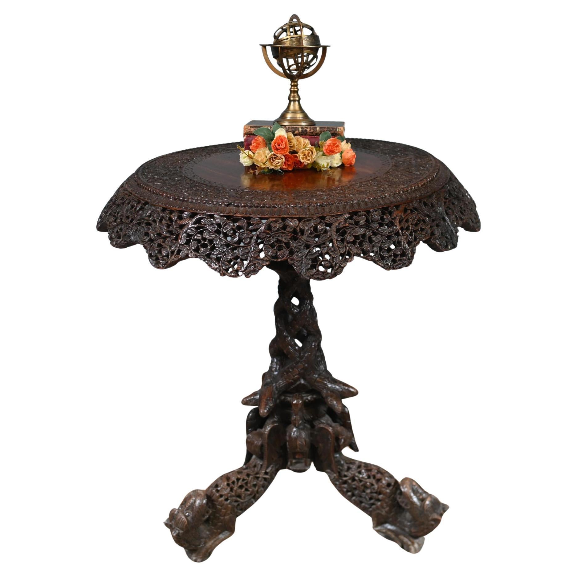 Ancienne table d'appoint birmane en bois dur sculpté Meubles du Myanmar