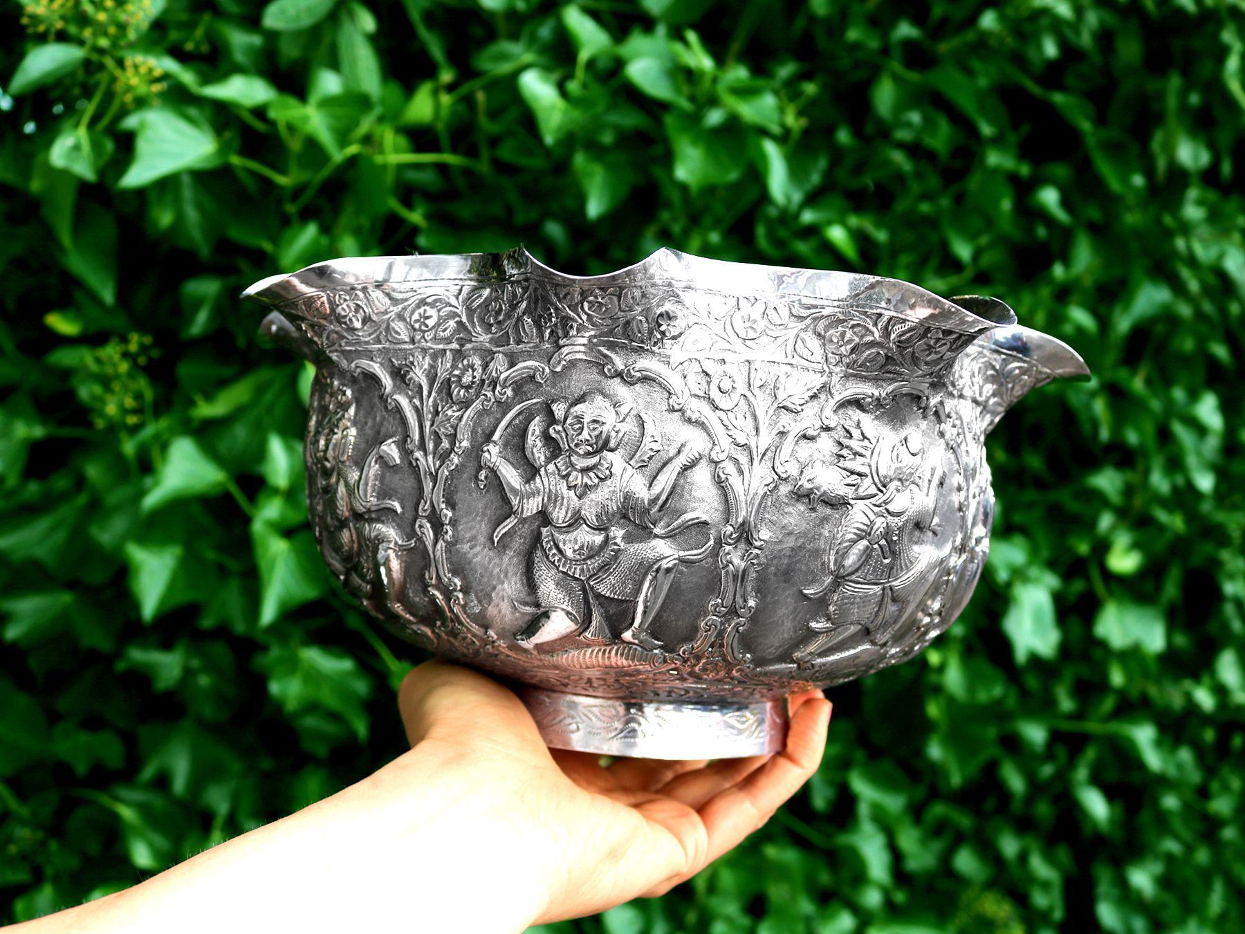 Un bol en argent birman ancien exceptionnel, fin et impressionnant ; un ajout à notre collection d'argenterie ornementale

Cet exceptionnel bol antique en argent birman présente une forme circulaire arrondie avec une partie supérieure évasée et
