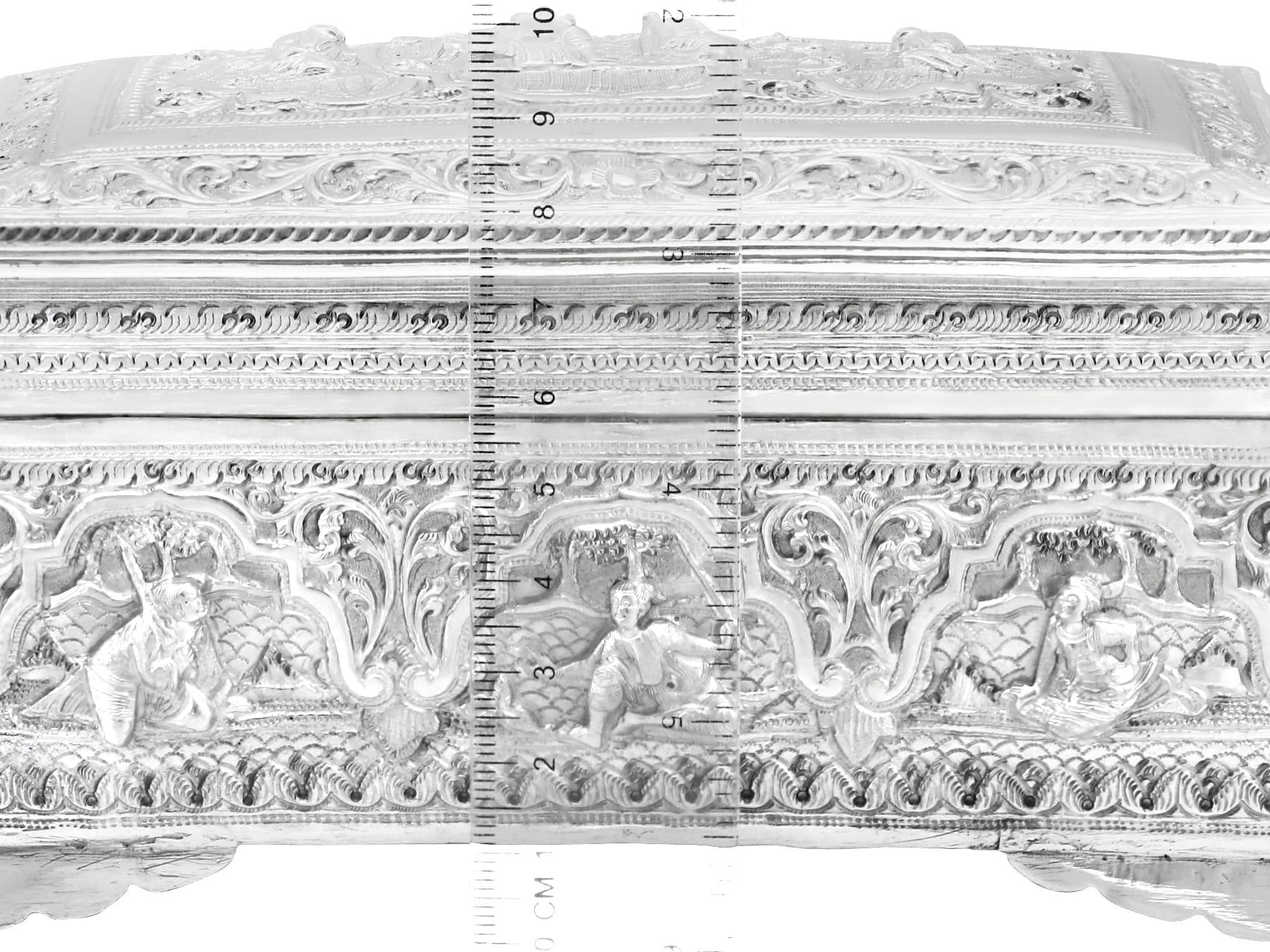 Caja de plata birmana antigua de 1890 en venta 6