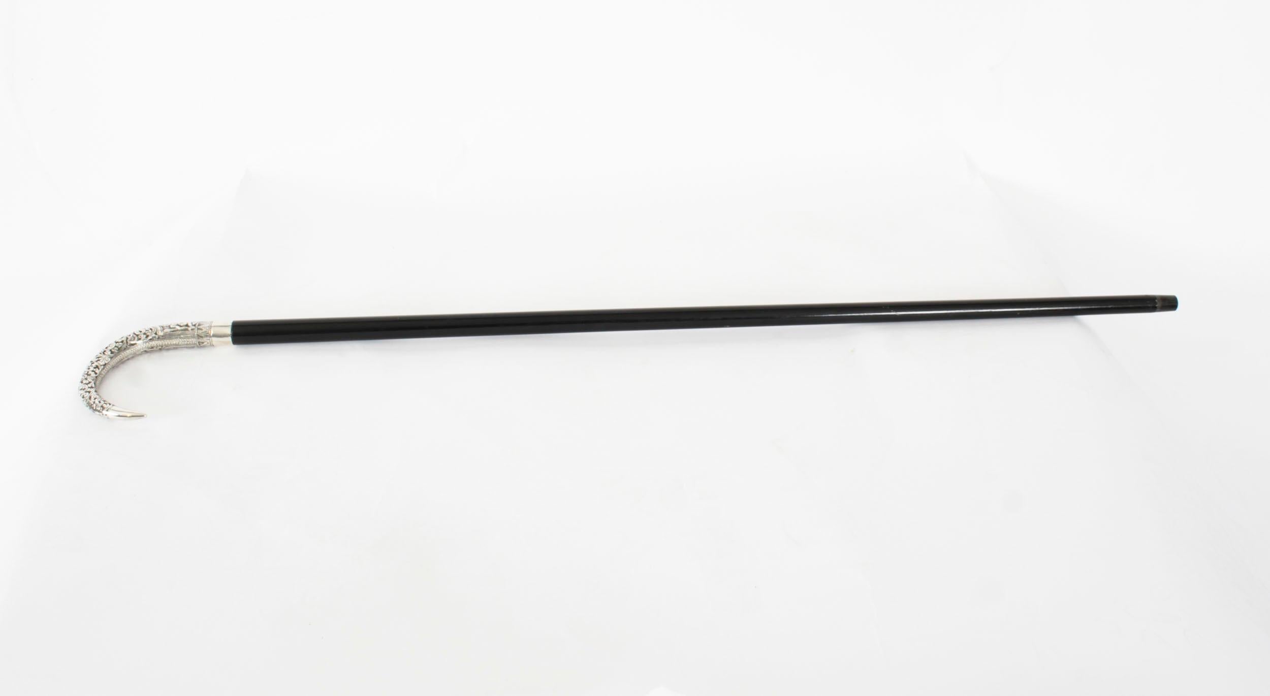 This is a beautiful Burmese silver handled walking cane,  Circa 1880 in date.

With chased scrolling foliate decoration above figures in ogee niches, on an ebonised shaft.

This decorative walking cane features an exquisite Burmese silver handle