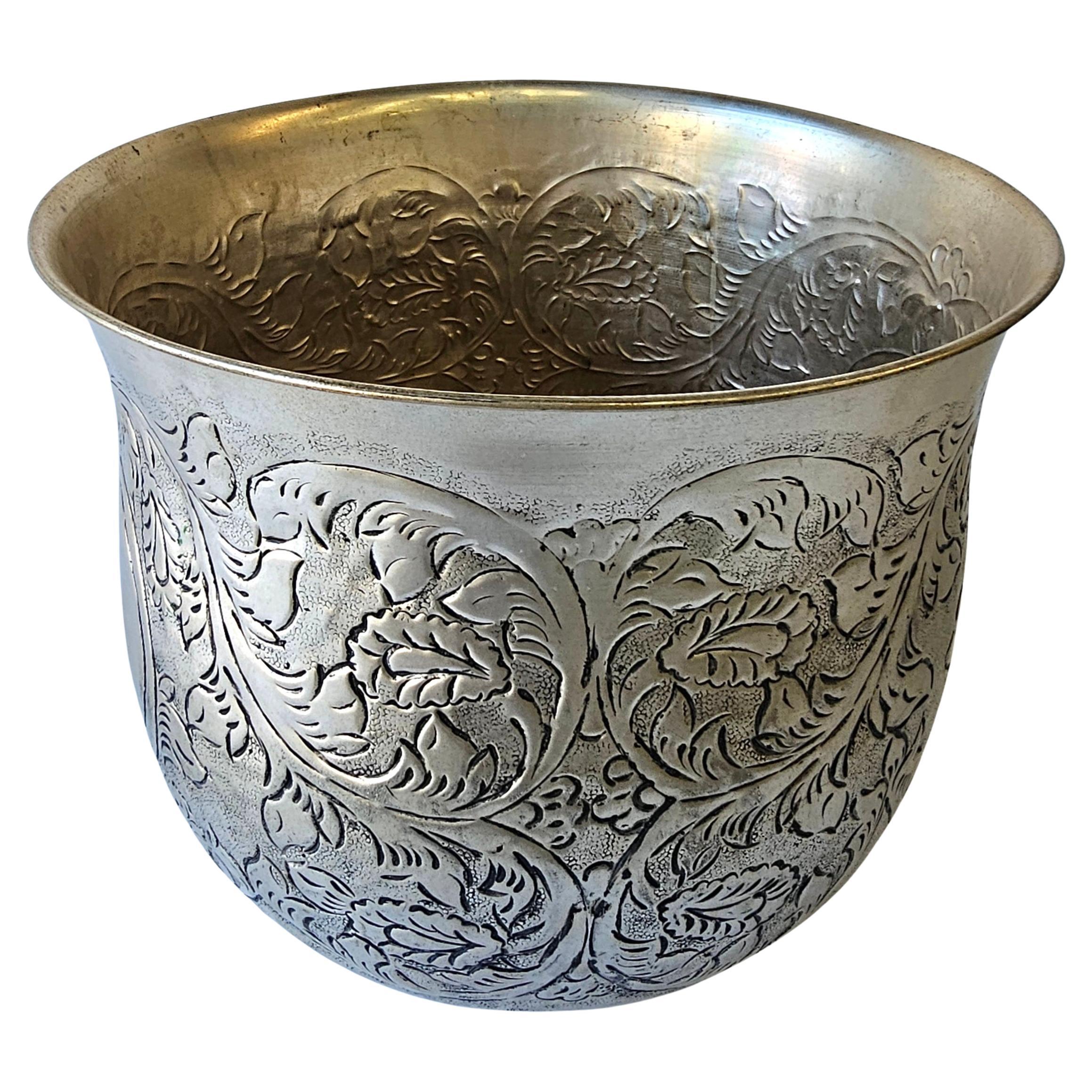 Antiguo cuenco birmano de plata repujada  Jardinera, Circa 1900s