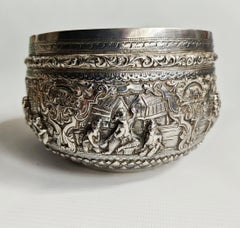 Antica ciotola birmana in argento repoussé "Thabeik" Arte asiatica