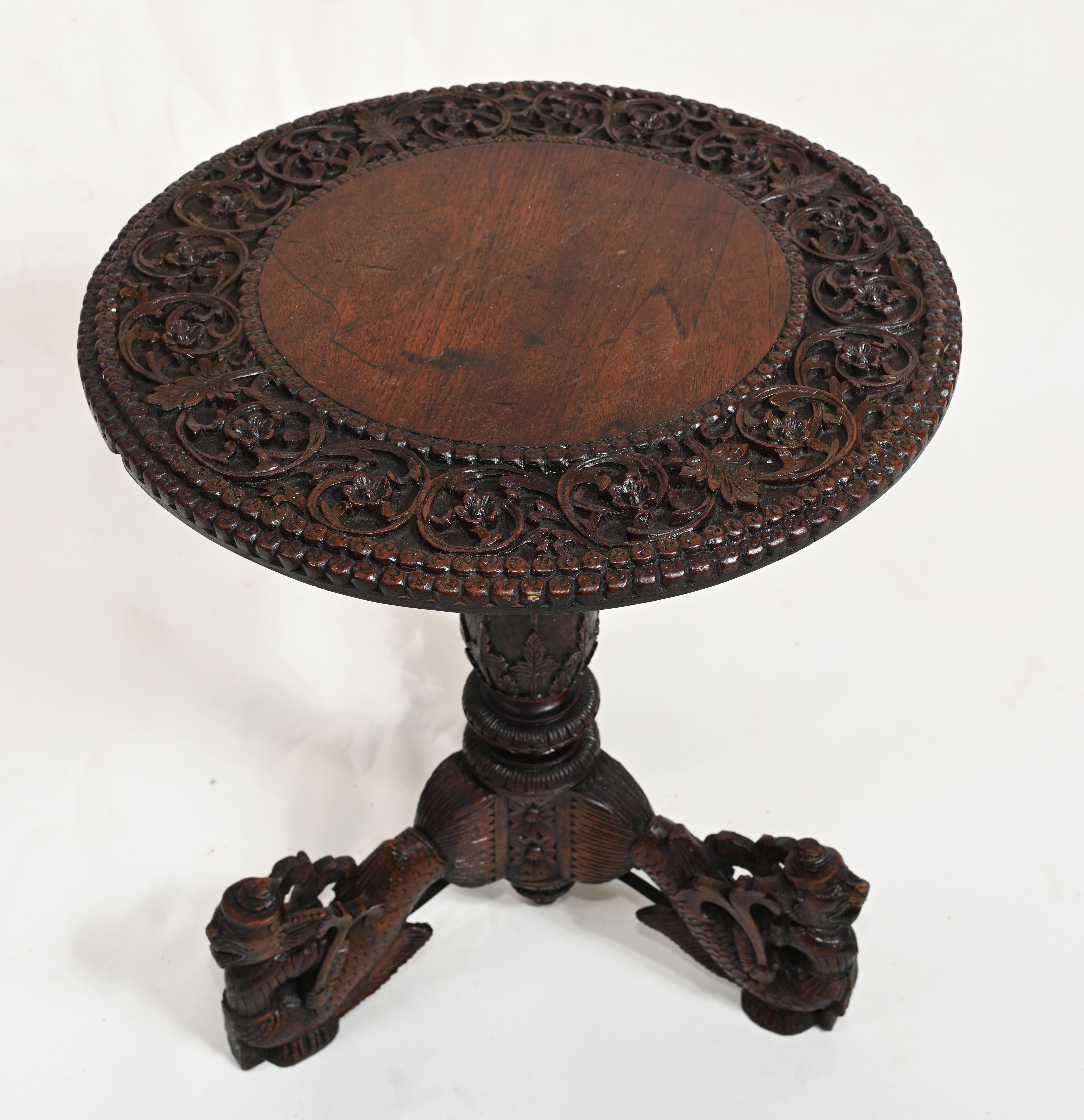 Une table ronde birmane hautement sculptée sur une base tri-formée.
Circa 1840
Jambes se terminant par des caractères asiatiques mythiques
Nous pouvons expédier nos produits partout dans le monde. 
Offert en grande forme, prêt à être utilisé