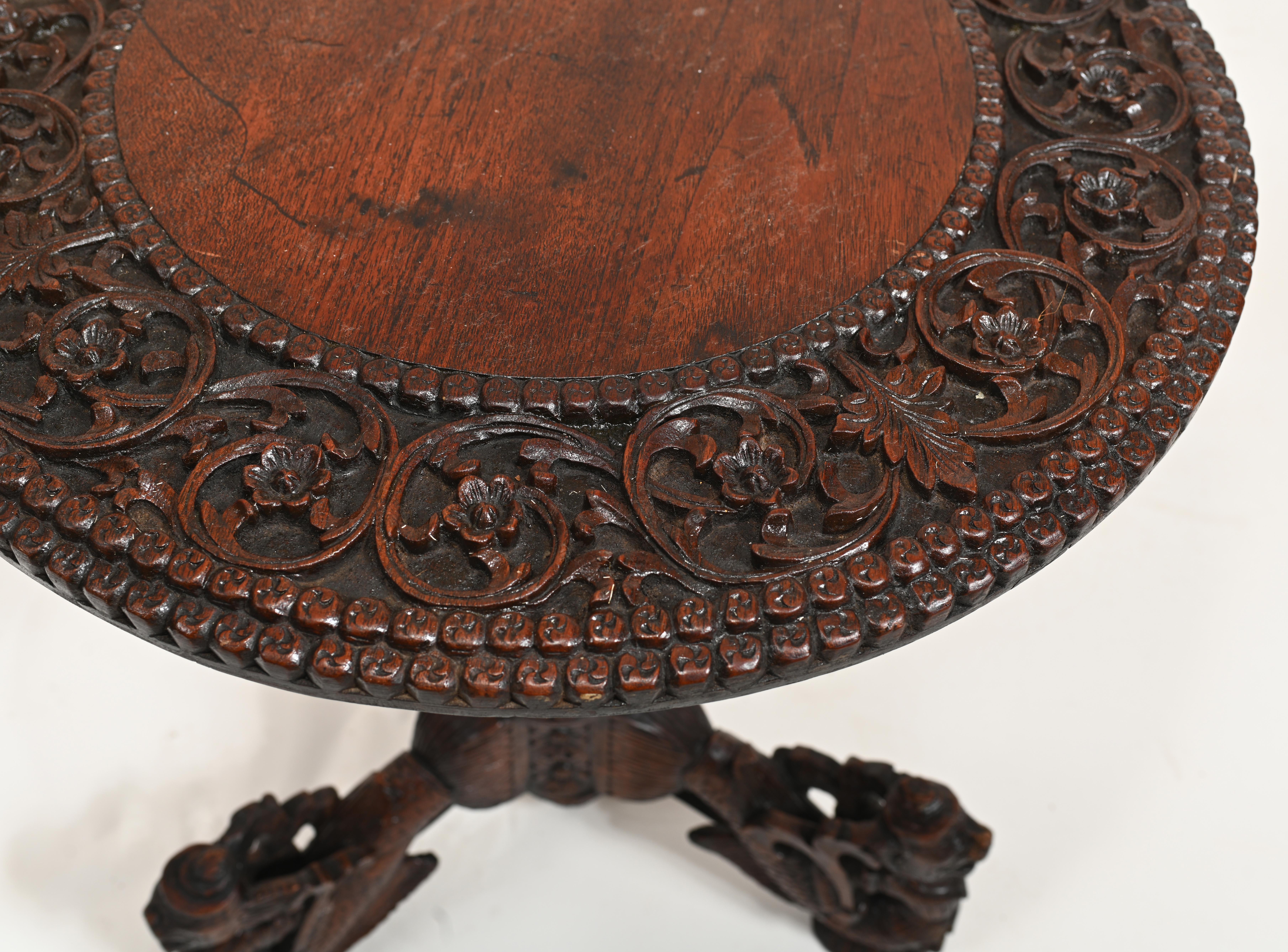 Ancienne table birmane sculptée latérale, Birmanie, 1840 Bon état - En vente à Potters Bar, GB