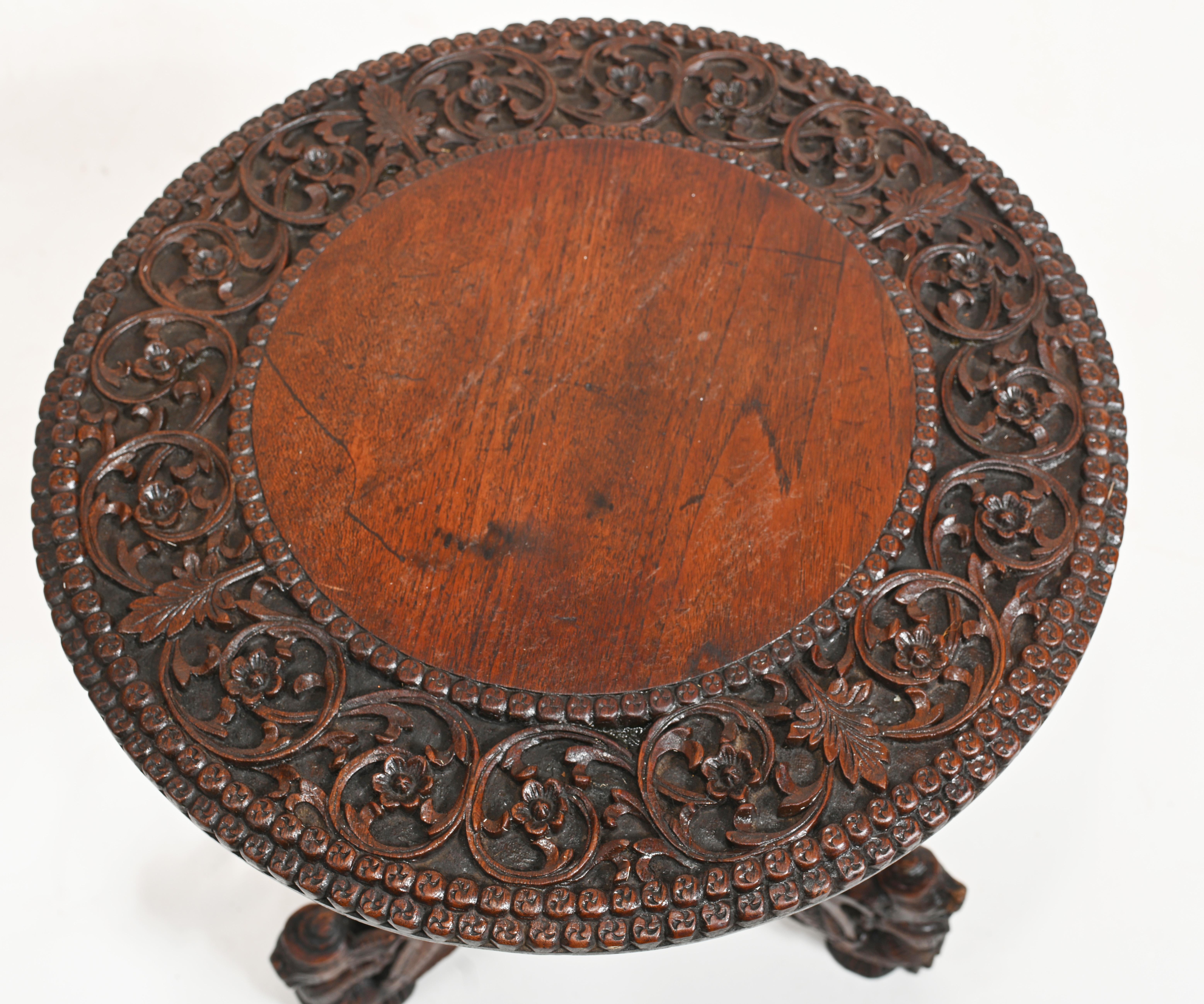 Milieu du XIXe siècle Ancienne table birmane sculptée latérale, Birmanie, 1840 en vente