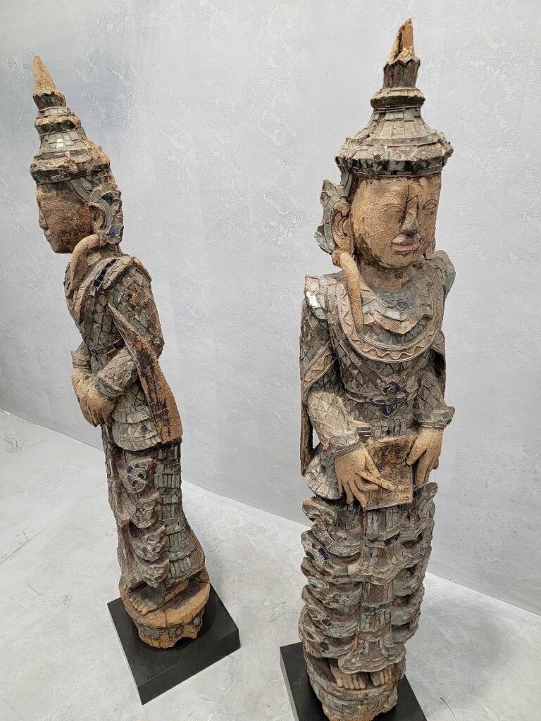 Antike burmesische hohe Monastik-Anhängerstatuen mit lackiertem Holz und Intarsien aus Glas, antik (Birmanisch) im Angebot