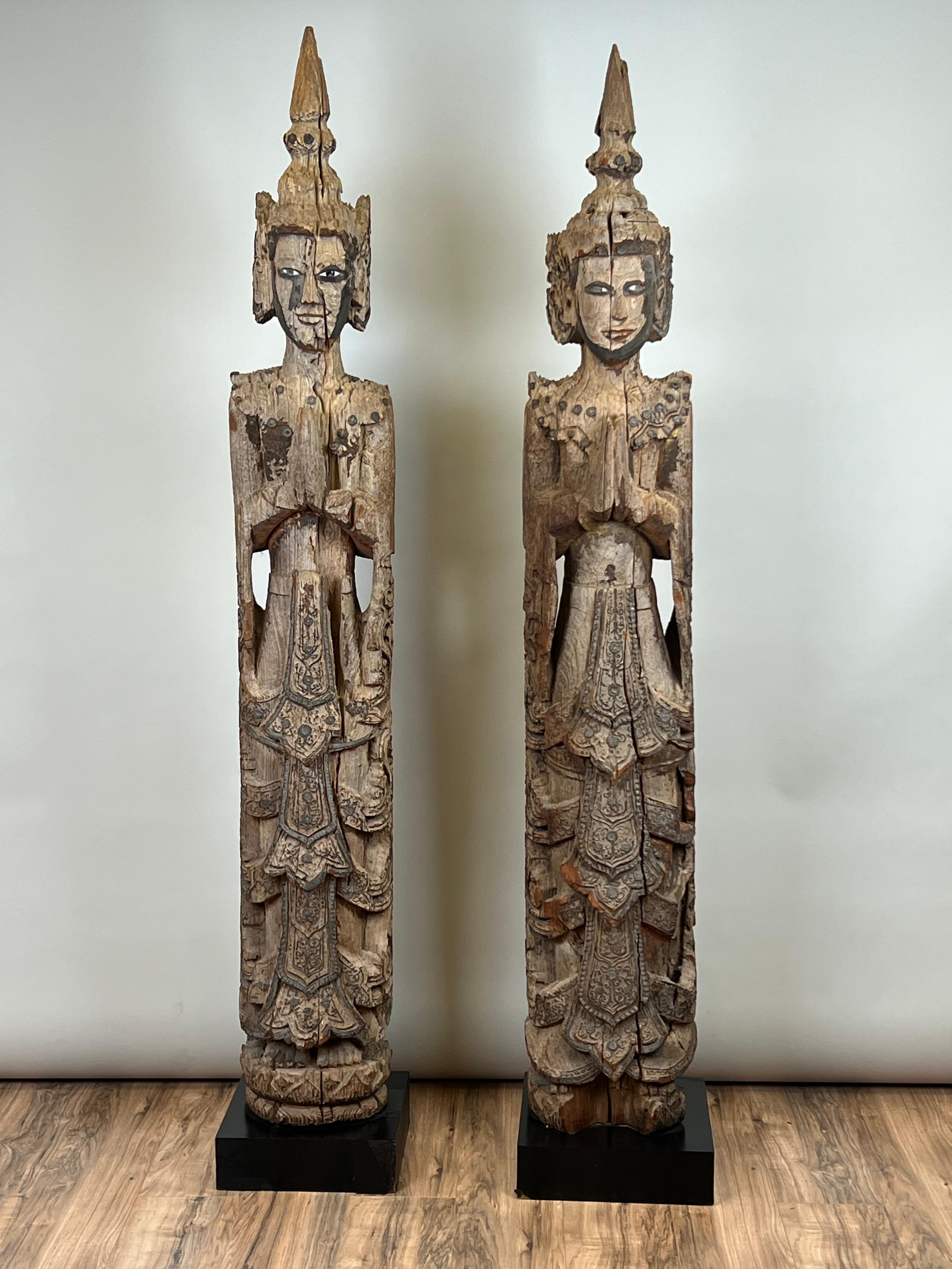 Ces figurines en teck sculpté provenant de la Birmanie du XIXe siècle représentent des assistants monastiques ou des anges gardiens, des figures traditionnelles que l'on retrouve souvent dans des contextes religieux et cérémoniels. Sculptées dans