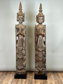 Attendants monastiques ou anges gardiens en teck birman ancien, vers le 19e siècle