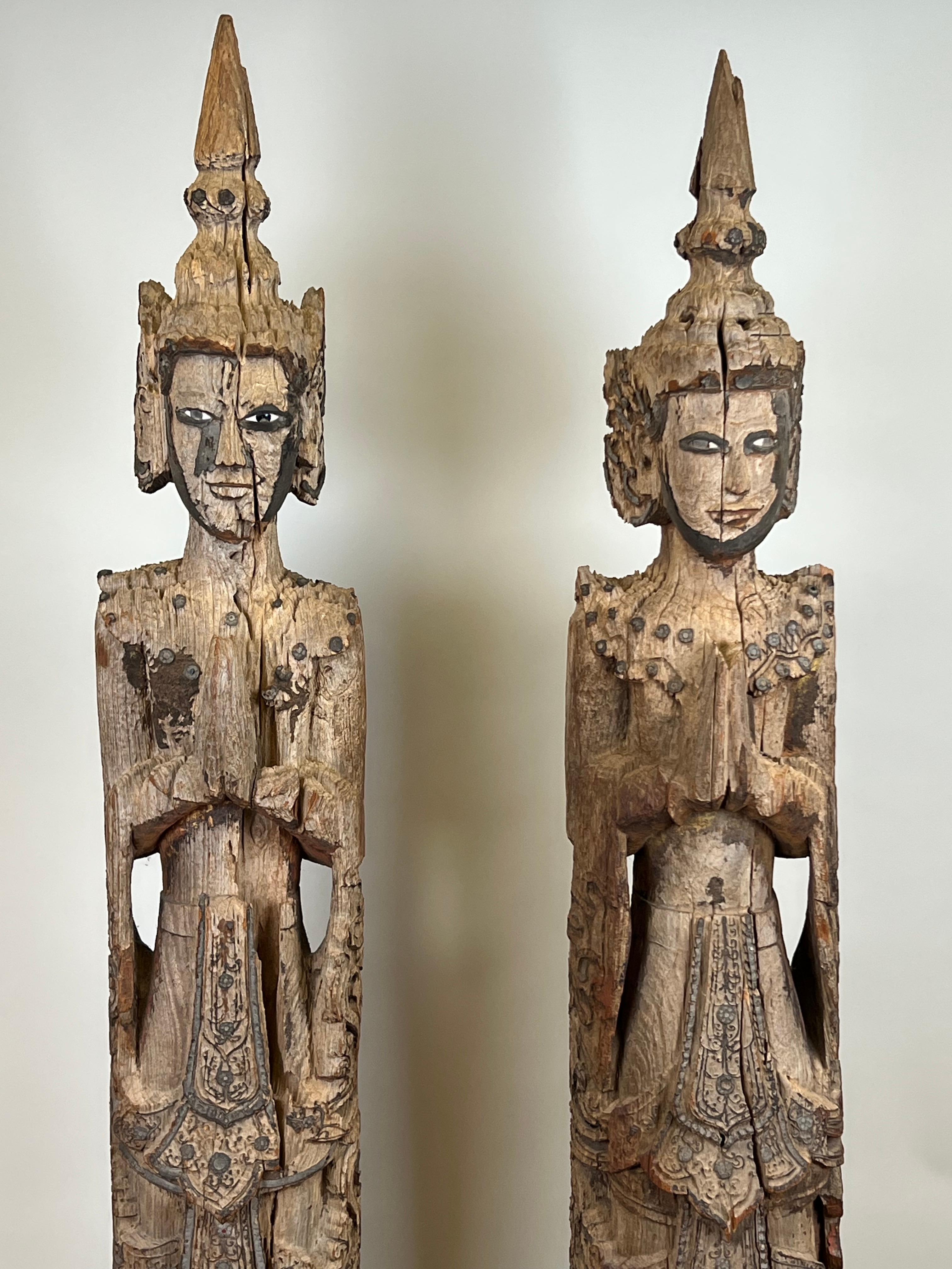 Archaïque Attendants monastiques ou anges gardiens en teck birman ancien, vers le 19e siècle en vente