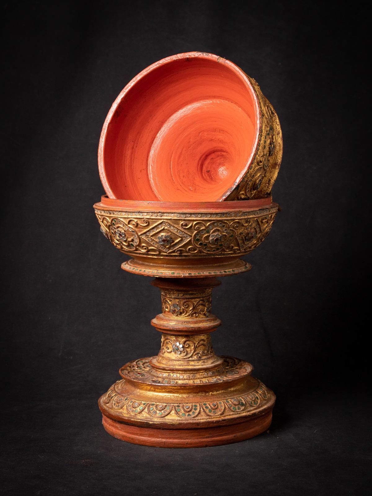 Antique Burmese Wooden Offering Vessel: Gilded Masterpiece from the 19th Century In Good Condition In DEVENTER, NL