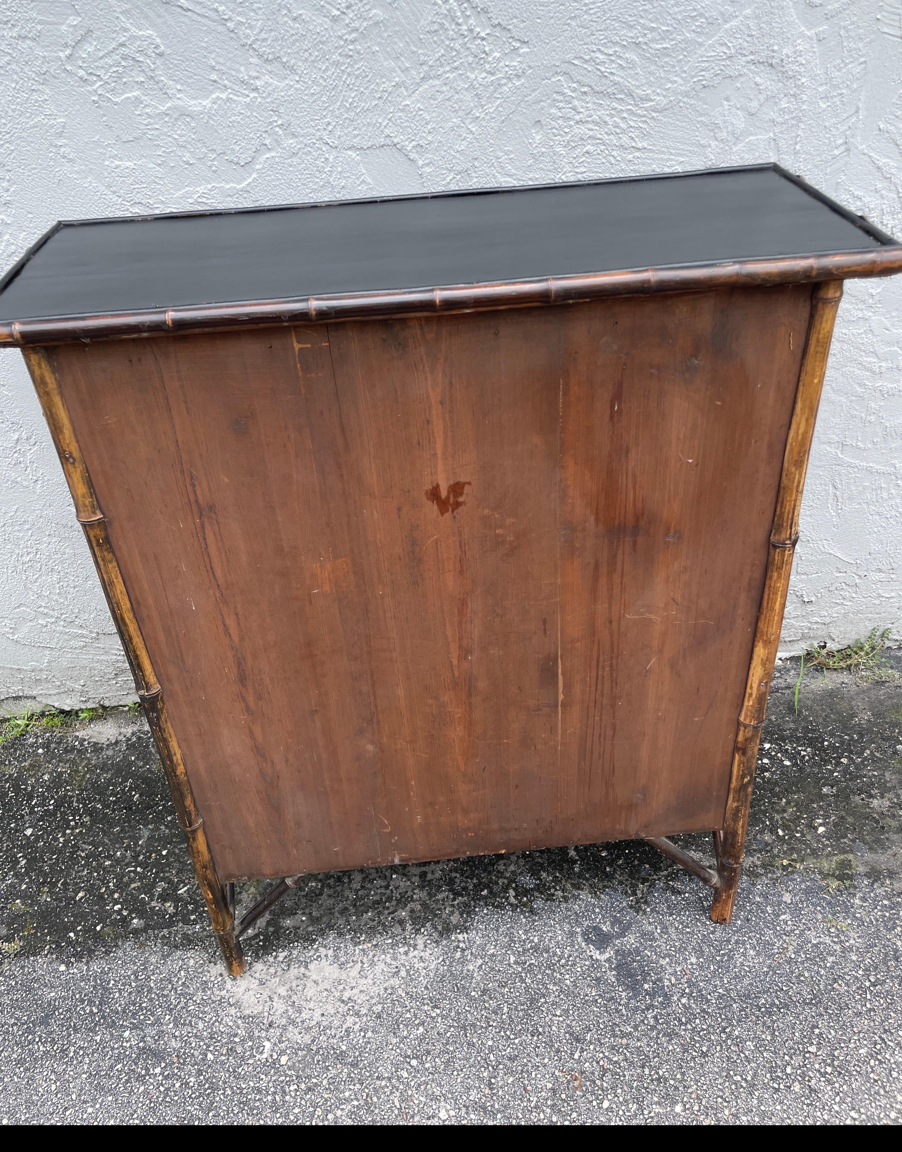 Armario Antiguo de Bambú Quemado con Puertas de Cristal en venta 5