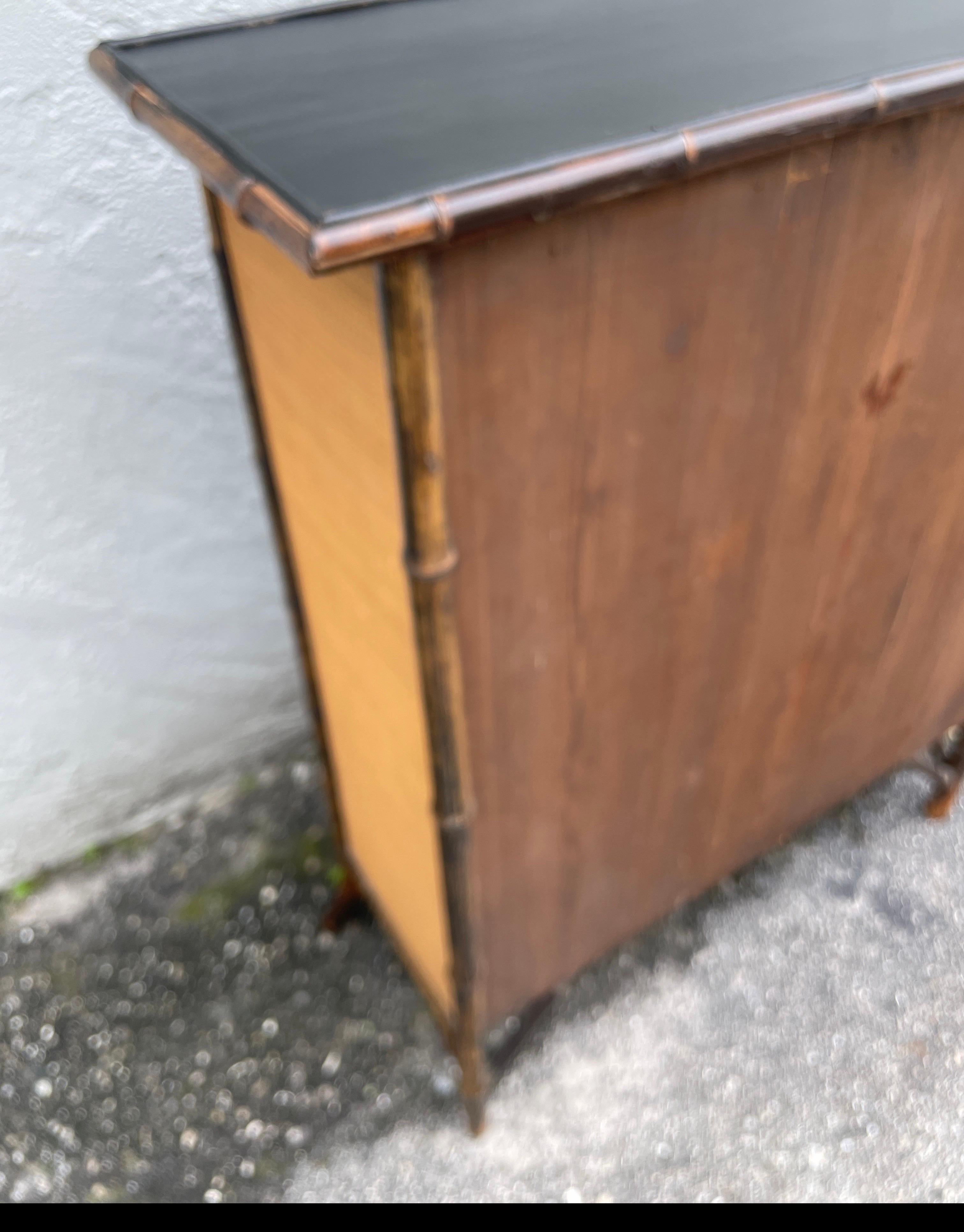 Armario Antiguo de Bambú Quemado con Puertas de Cristal en venta 6