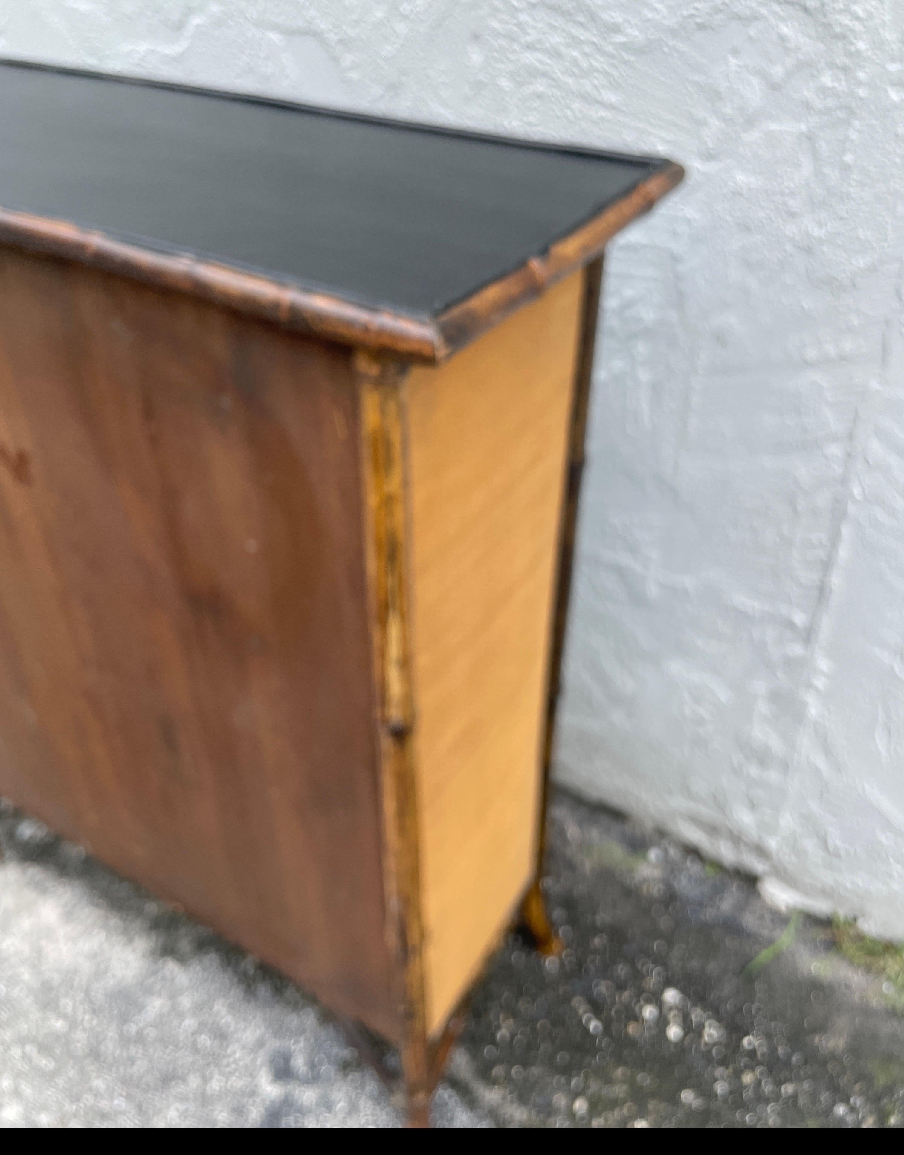 Armario Antiguo de Bambú Quemado con Puertas de Cristal en venta 7