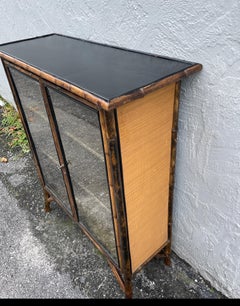 Armario Antiguo de Bambú Quemado con Puertas de Cristal