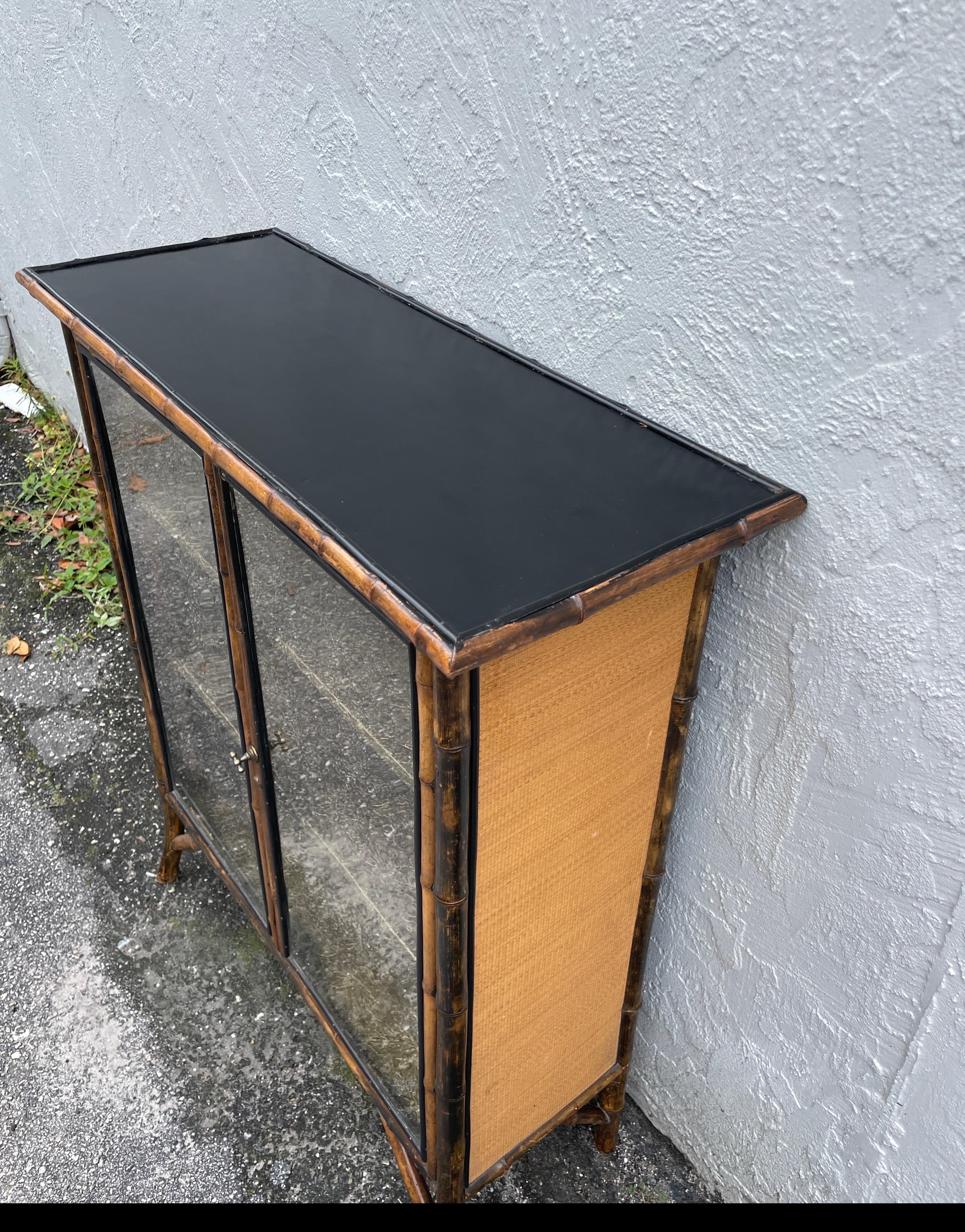 Armario Antiguo de Bambú Quemado con Puertas de Cristal Inglés en venta