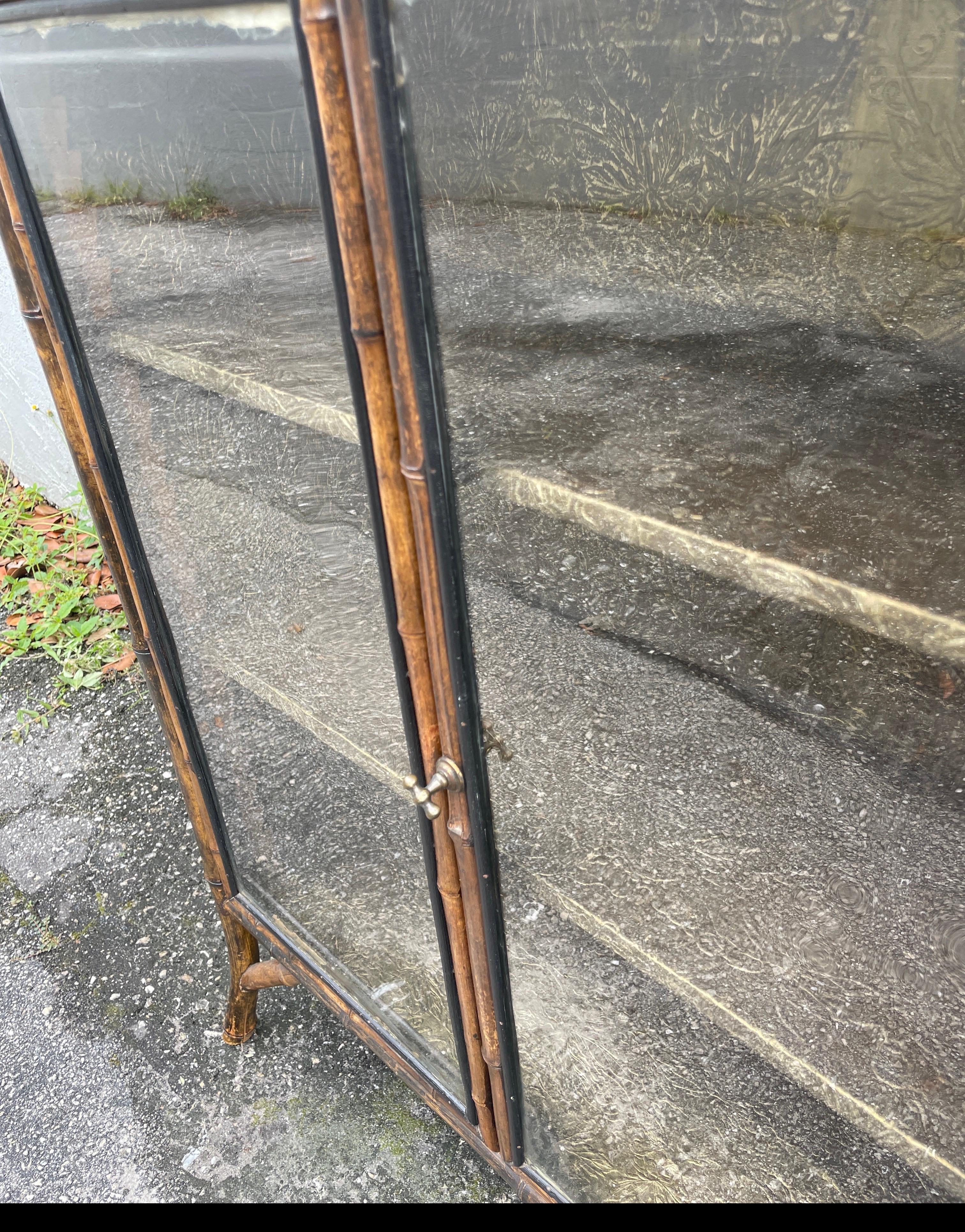 Armario Antiguo de Bambú Quemado con Puertas de Cristal en Bueno estado para la venta en West Palm Beach, FL