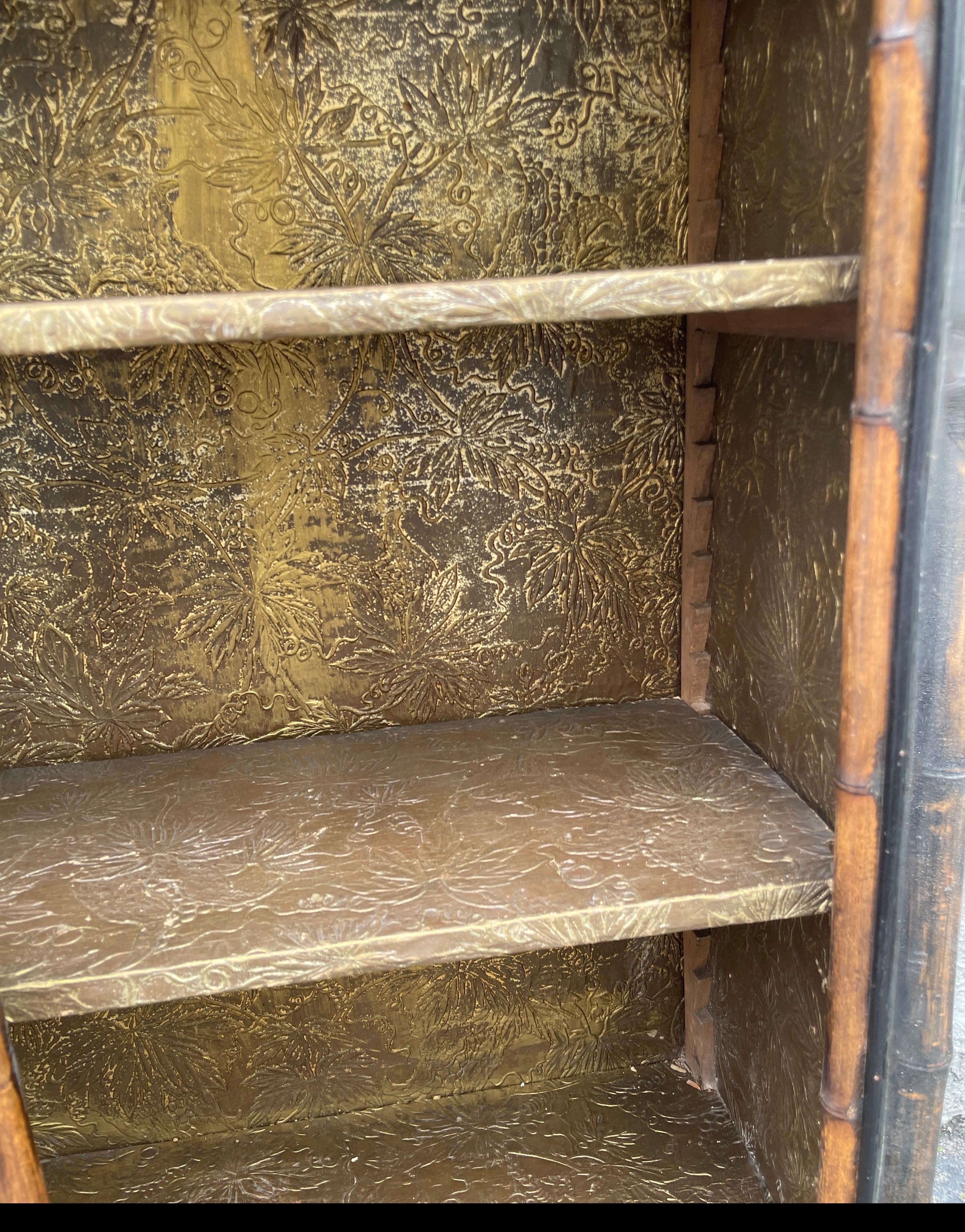 Armario Antiguo de Bambú Quemado con Puertas de Cristal en venta 2