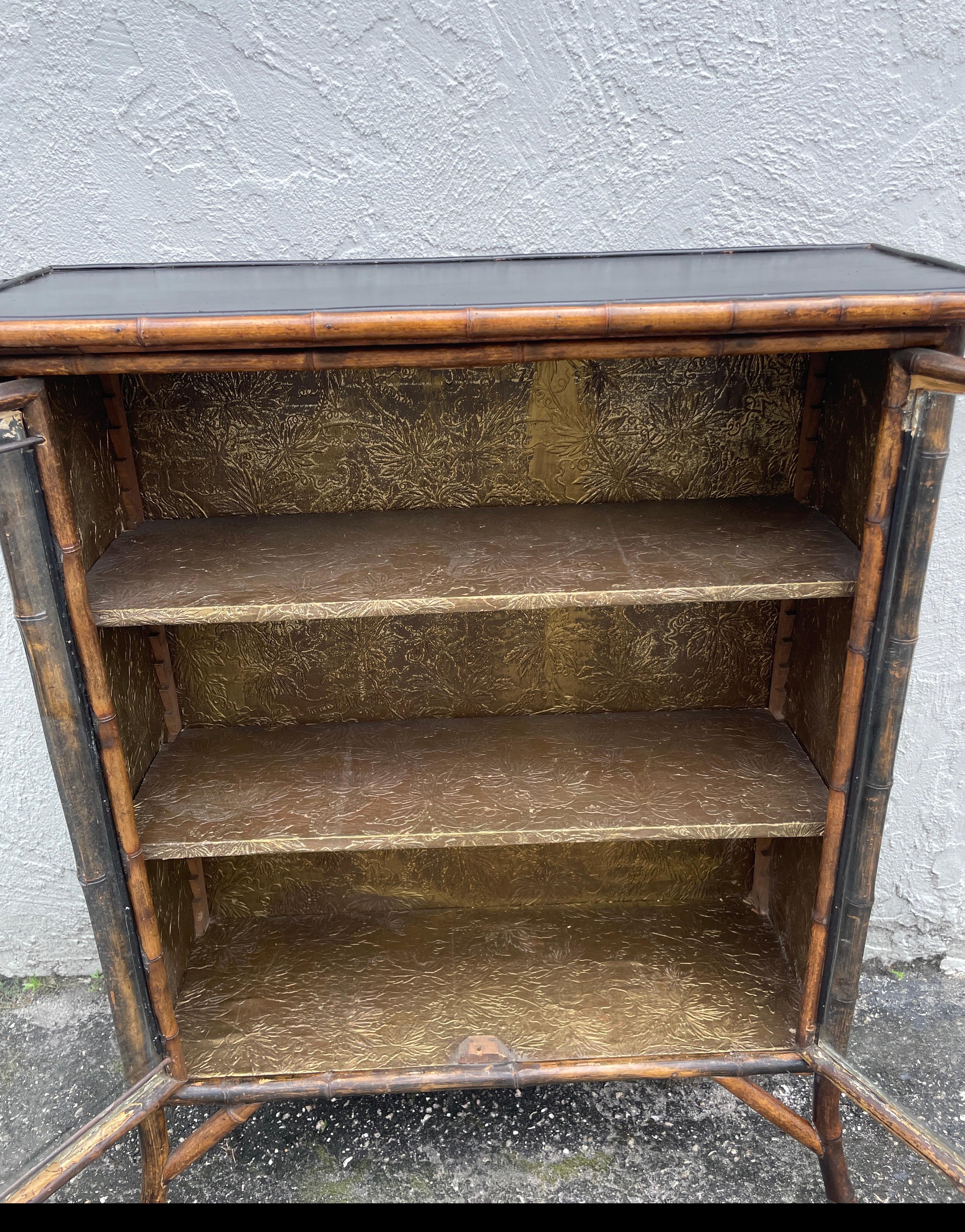Armario Antiguo de Bambú Quemado con Puertas de Cristal en venta 3