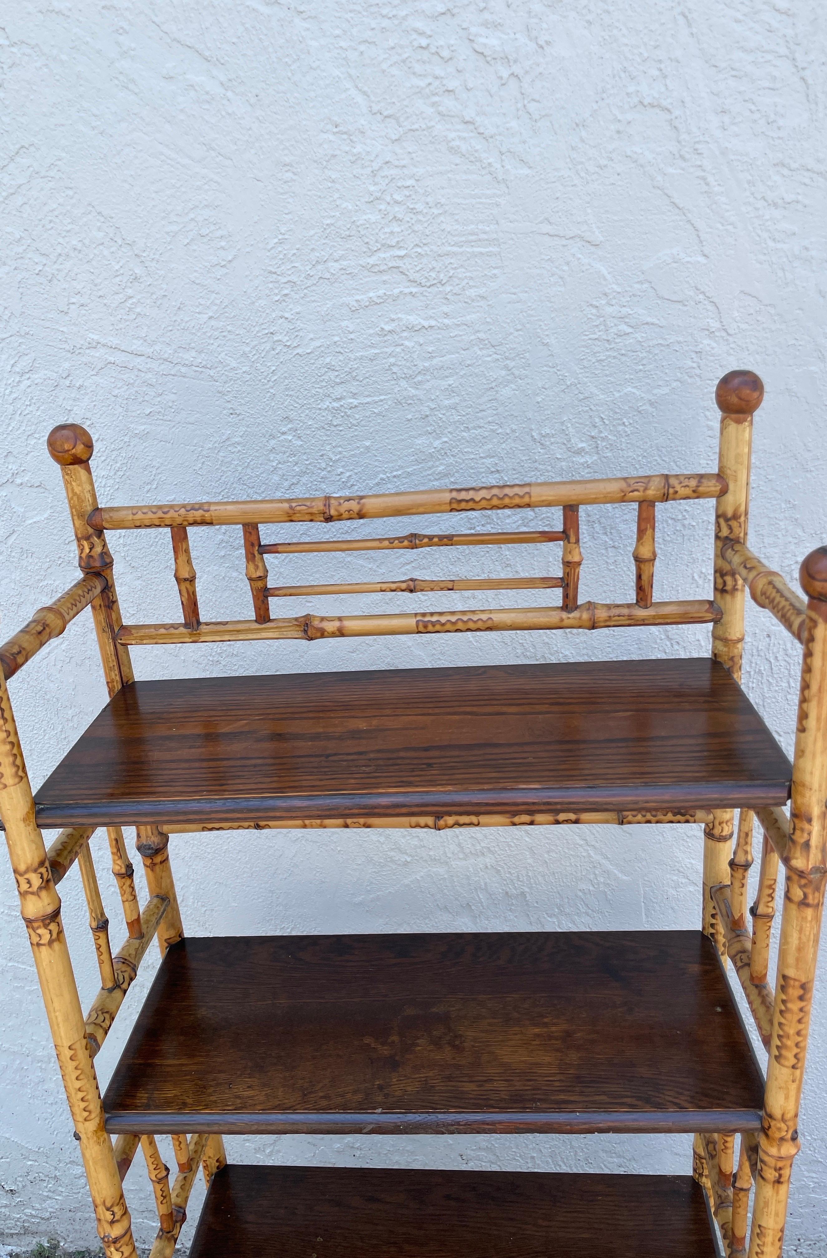 Etagere antica in bambù con quattro ripiani. Molto ben fatto e robusto. Ottimi dettagli sui lati e intorno alla parte superiore. Un grande pezzo versatile.