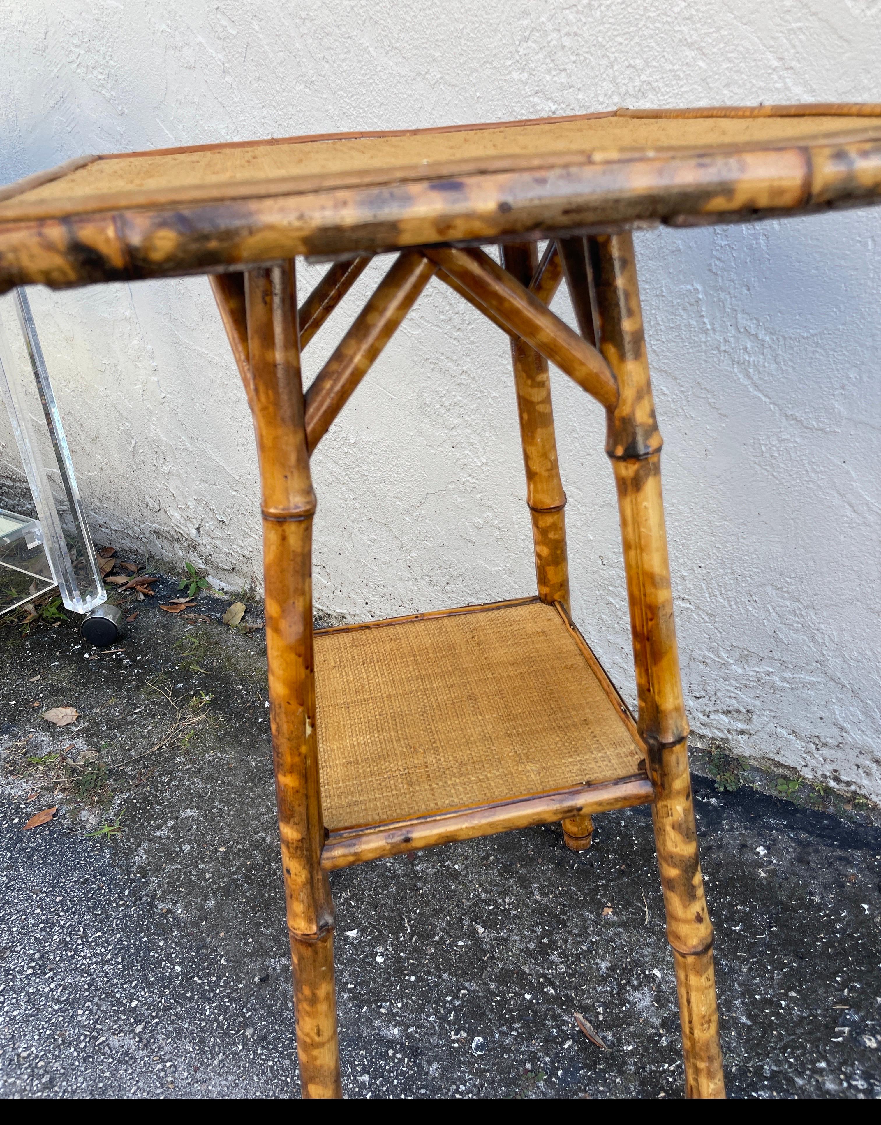 Table d'appoint ancienne en bambou brûlé et raphia. 