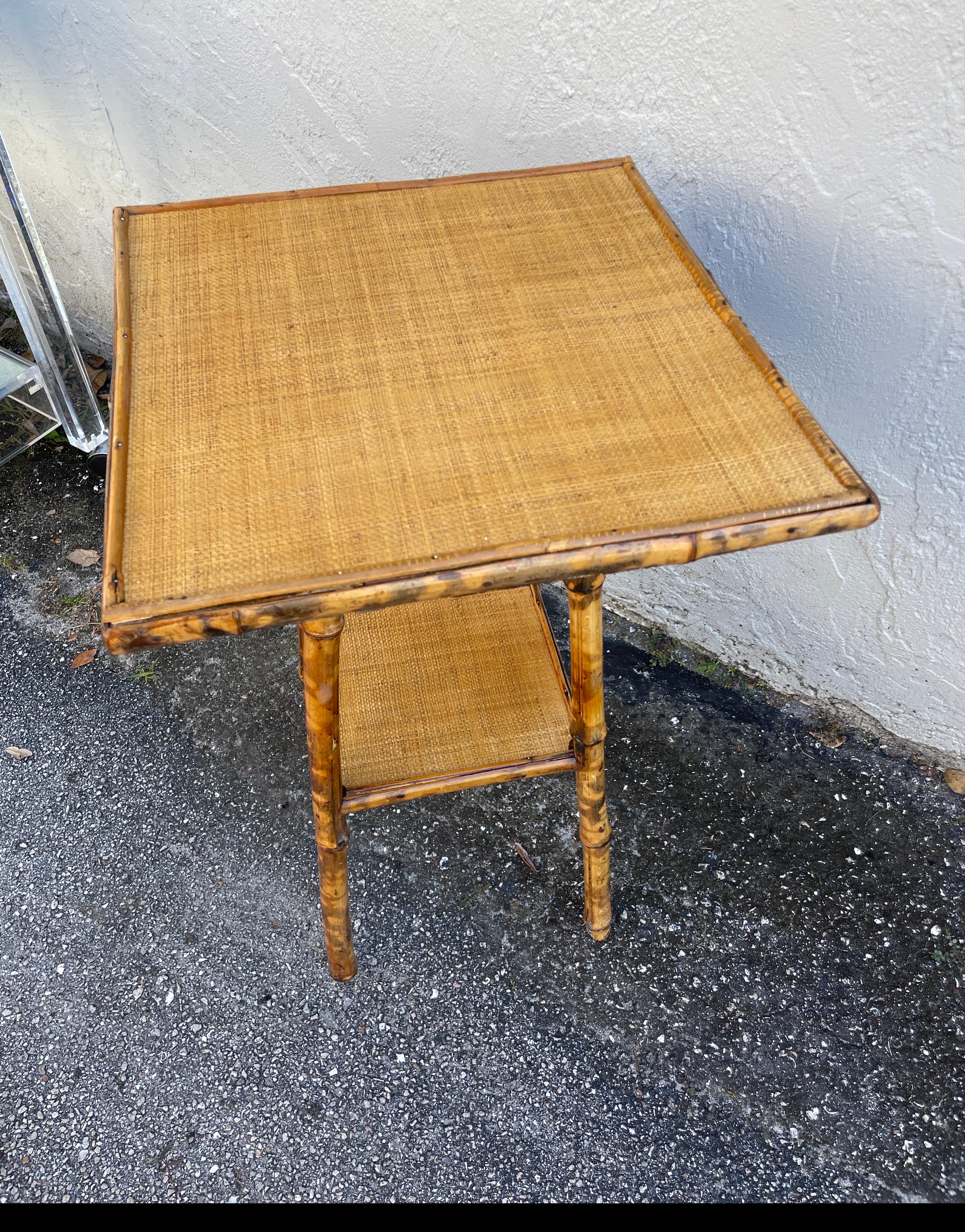 Anglais Table d'appoint ancienne en bambou brûlé et raphia en vente