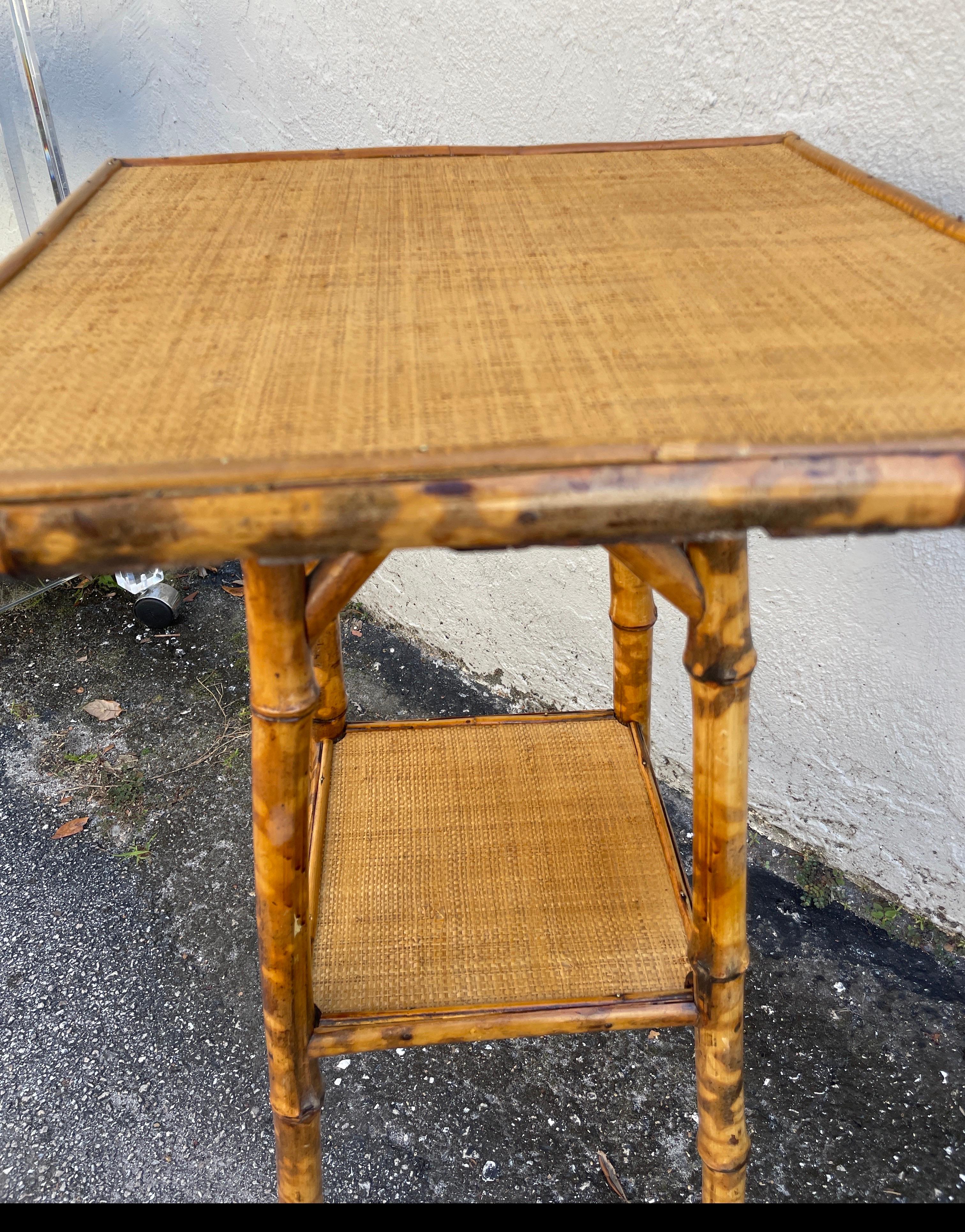 Table d'appoint ancienne en bambou brûlé et raphia Bon état - En vente à West Palm Beach, FL